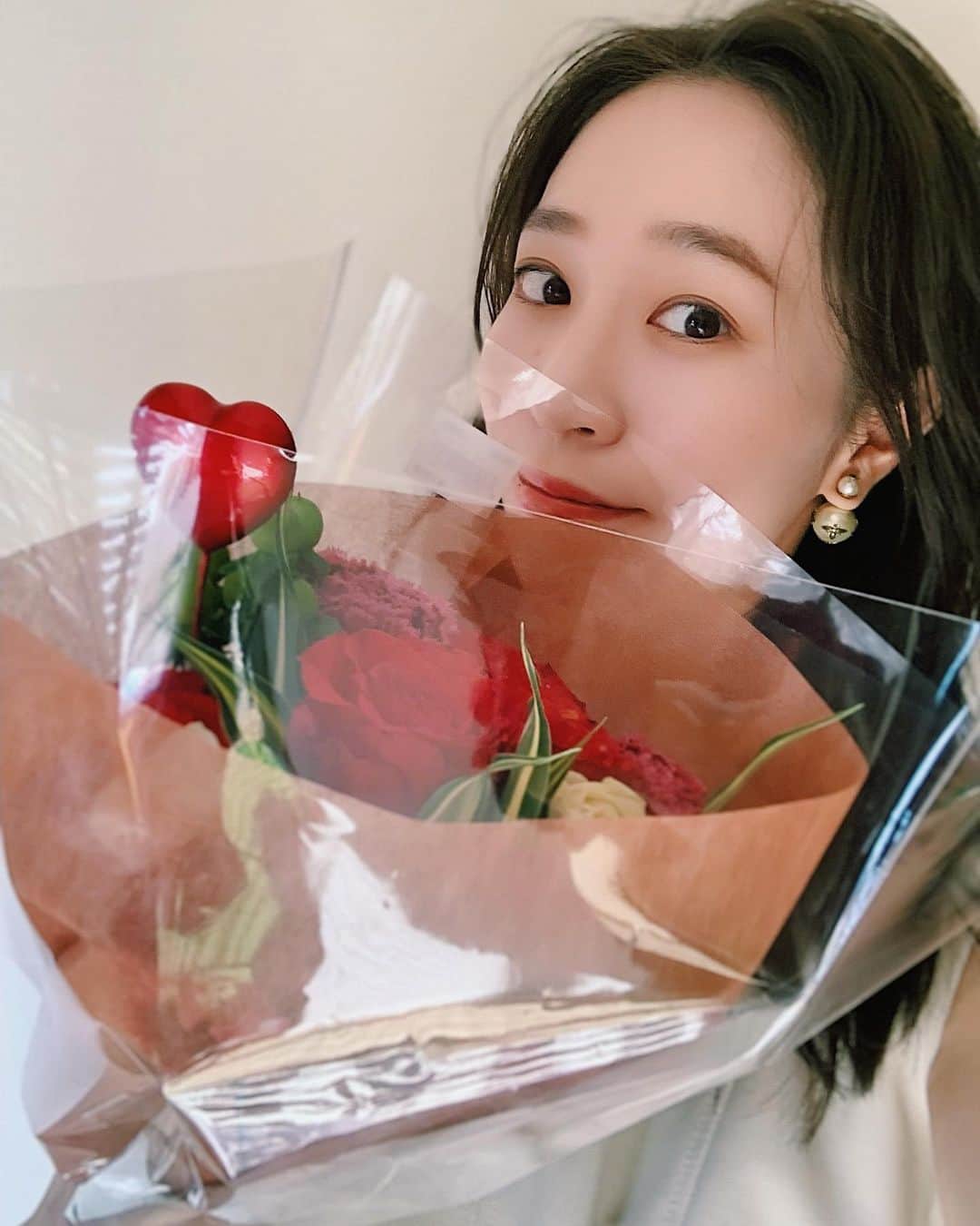 鈴木優美 のインスタグラム：「Happy Valentine💝 Happy Anniversary 5th😆 Happy birthday to me🎂← 今日は特別な日。 沢山の方に感謝の日。 私事で恐縮ですが、無事32歳にレベルアップすることが出来ました！ Instagramをはじめてから5年以上になりますね。 今までいわゆる読者モデル(死語笑)の頃から結婚、出産、沢山のことを共有させて頂きながらも、産後は何度も何度もいつやめようかとも悩みました。 慣れない2人の育児ややりたい仕事、何を優先するかも、、 とにかく沢山泣きました。笑 よくね、いつも笑っているイメージと言われるので有り難いのですが😆 以前から何年も見てくださる方、DMをくださる方、本当に本当にありがとうございます😭✨ その言葉なしでは続けられなかったと思います。 . そんな私も今年は新たなスタートの年🔥 ワクワクです！ また1年よろしくお願い致します✨ お祝いメッセージをくれたお友達ありがとう😘💕 . . . . . . #happy #valentine #anniversary #birthday」