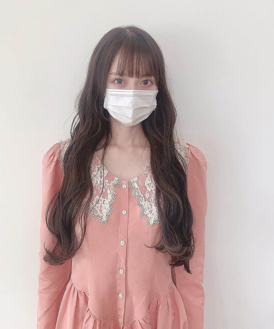 酒元麻衣（まいへー）のインスタグラム：「今回のカラーはかなり暗め🐇 お姉ちゃんいつもありがと😚  (写真全部棒立ちだった)」