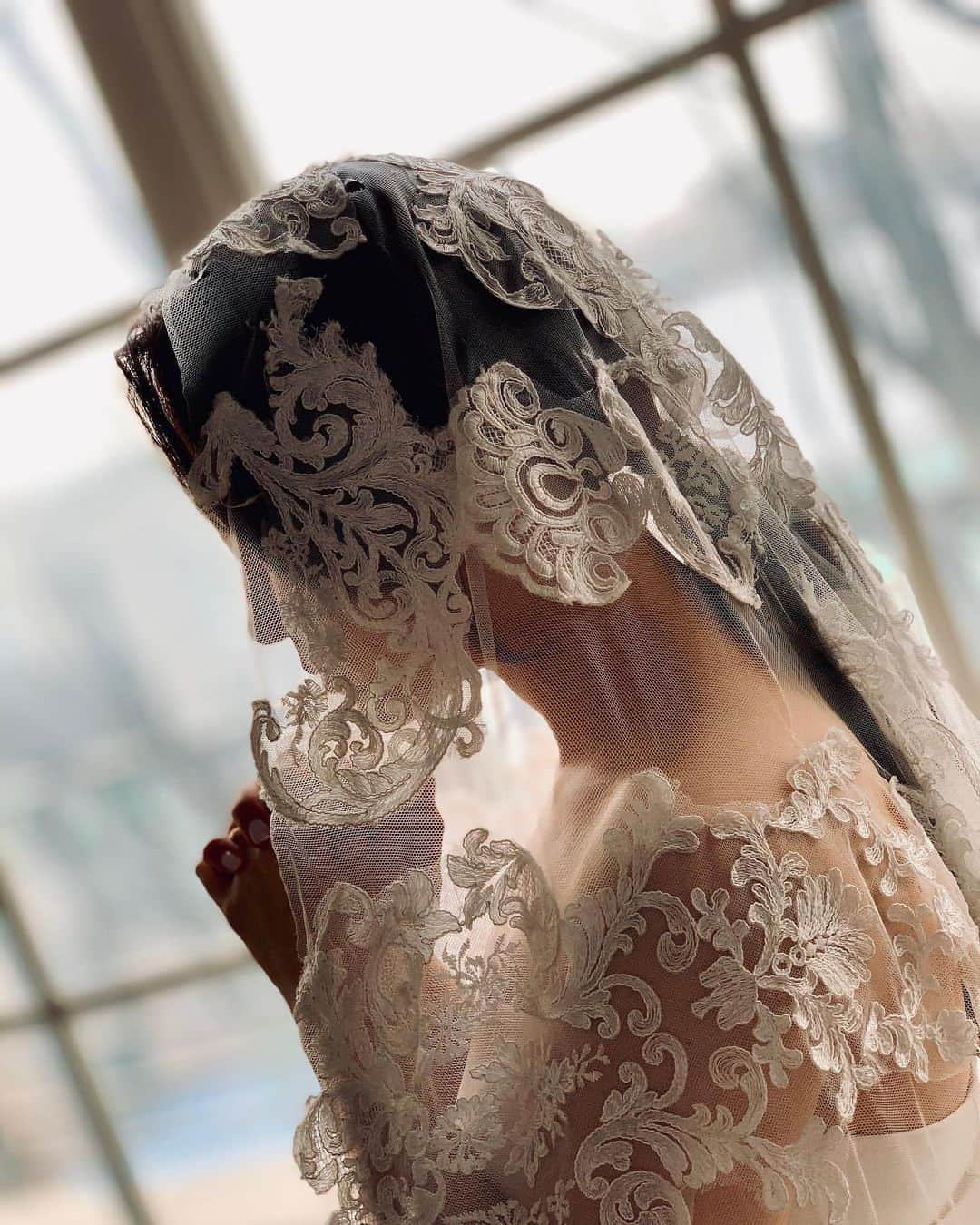 プレ花嫁の結婚式準備サイト marry【マリー】さんのインスタグラム写真 - (プレ花嫁の結婚式準備サイト marry【マリー】Instagram)「そのままウェディングフォトアルバムの表紙にしたいくらいの、ドラマチックなお支度中のオフショット写真10枚🤍﻿ ﻿ ﻿ ﻿ 準備中もこんなに素敵に撮ってもらえるなんて、やっぱりウェディングの1日は特別🥺🤍﻿ ﻿ ﻿ ﻿ ﻿ ﻿ @ryu.wedding さんのお写真です🌷﻿ ﻿ ﻿ ﻿ ﻿ ﻿ ﻿ ﻿ ﻿ ﻿ ﻿ *﻿ *﻿ *﻿ *﻿ marryは「世界中の可愛い」を集める﻿ ウェディングサイトです💎﻿ ﻿ サイト内には、﻿ 結婚式のアイデアを紹介する記事が1万以上✨﻿ 毎日朝7時と夜の6時に新着記事をUP✨﻿ @marryxoxo_wd の﻿ プロフィールURLからチェックできます💍﻿ ﻿ 特に人気の記事は﻿ @marryxoxo_id のアカウントでも﻿ 紹介しているので必見🌷﻿ ﻿ ﻿ ﻿ しゃぼん玉バルーンや指輪のレースサブレなどのオリジナル商品は、@marryxoxo_shopのアカウントで紹介しています💕﻿ ◌ ❁˚﻿ #プレ花嫁#卒花#卒花嫁#2021春婚#2021夏婚#2021秋婚#2021冬婚#2022春婚#2022夏婚#2022冬婚#2022秋婚#結婚式#結婚#ウェディング#ウェディングフォト#お支度ショット」2月14日 21時02分 - marryxoxo_wd