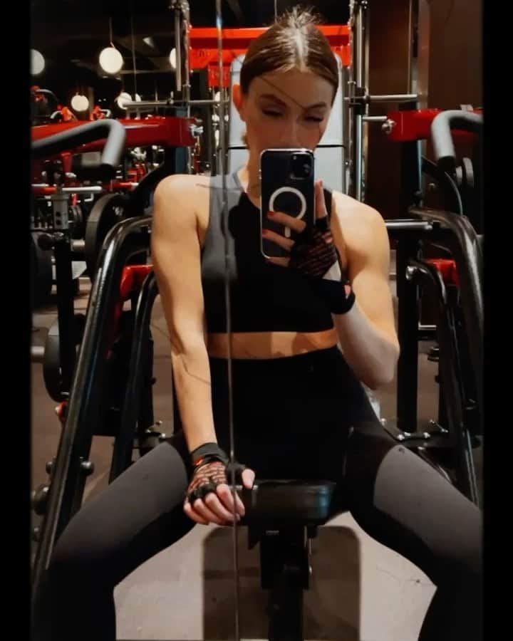 アグネス・モニカのインスタグラム：「🤍😘  #AGNEZMO」