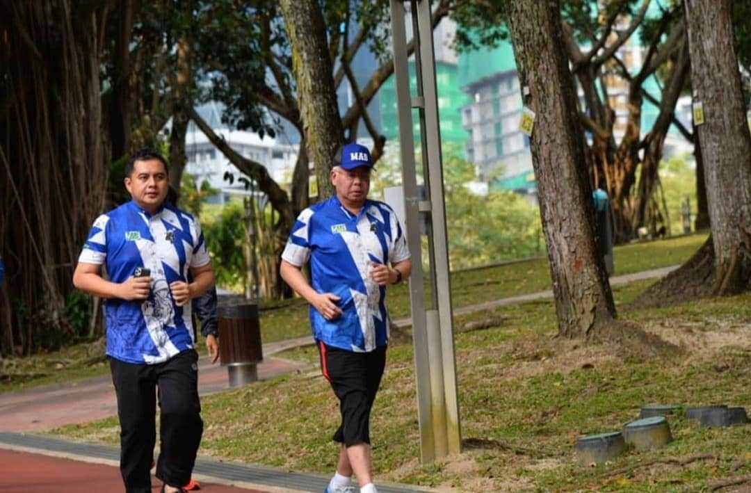 ナジブ・ラザクさんのインスタグラム写真 - (ナジブ・ラザクInstagram)「Nak kurus, nak sihat, banyak caranya.  Bersenam, jaga makan.  Saya pergi jogging hari ni.  😊😊😊」2月14日 21時03分 - najib_razak