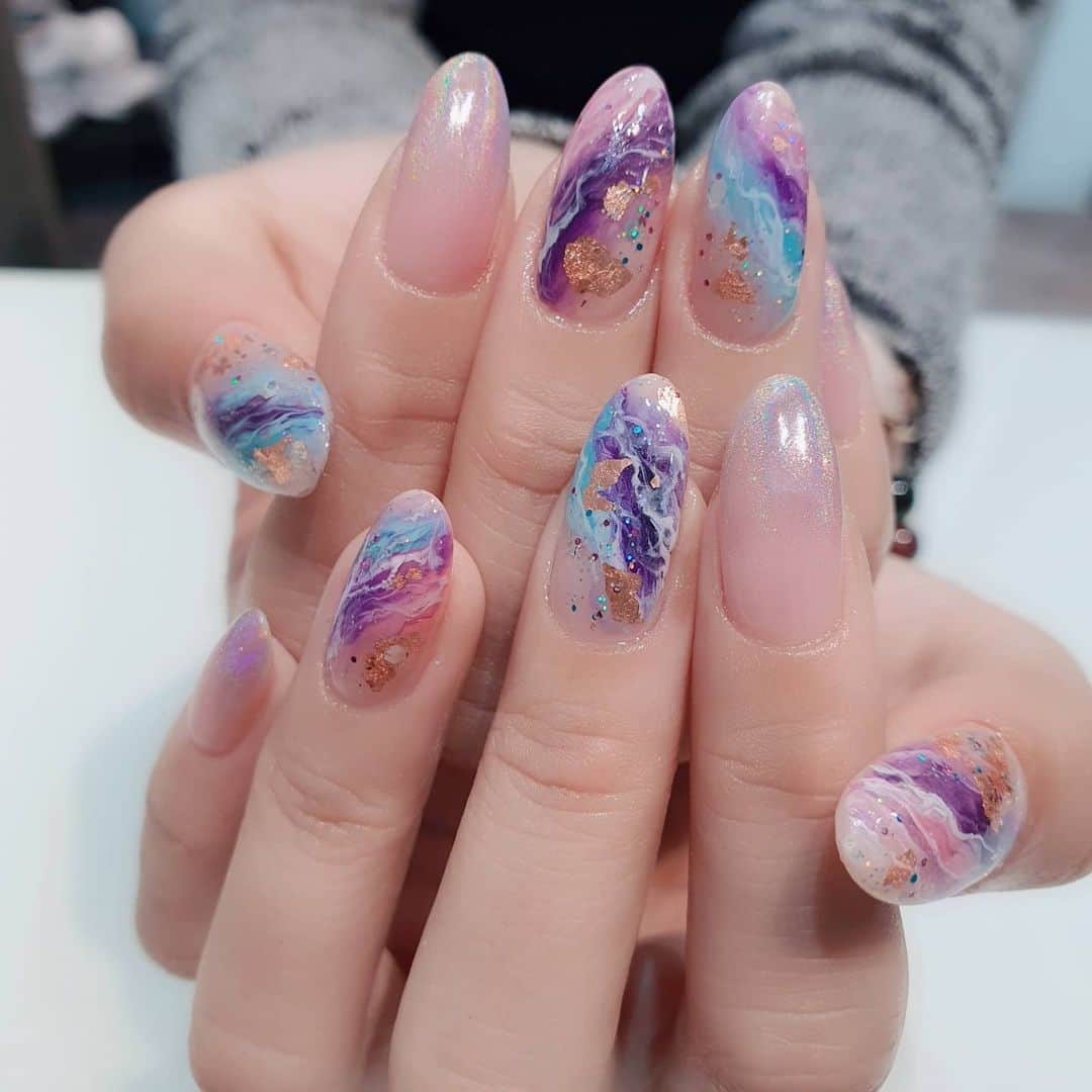 Yingのインスタグラム：「Design modified from @nails.by.caryn   Holo chrome is PREANFA Meteor Shower with a tint of PREGEL Peach Drop and Grape Drop layered over!  All items can be purchased at @nailwonderlandsg 🤗 . . . 🛒 www.nailwonderland.com⁣⁣ 📍20A Penhas Road, Singapore 208184⁣⁣ (5 minutes walk from Lavender MRT)⁣⁣ .  I am currently only able to take bookings from my existing pool of customers. If I have slots available for new customers, I will post them on my IG stories. Thank you to everyone who likes my work 🙏 if you need your nails done, please consider booking other artists at @thenailartelier instead ❤  #ネイルデザイン  #ネイルアート #ネイル #ジェルネイル #nailart #네일아트 #pregel #プリジェル #nails #gelnails #sgnails」