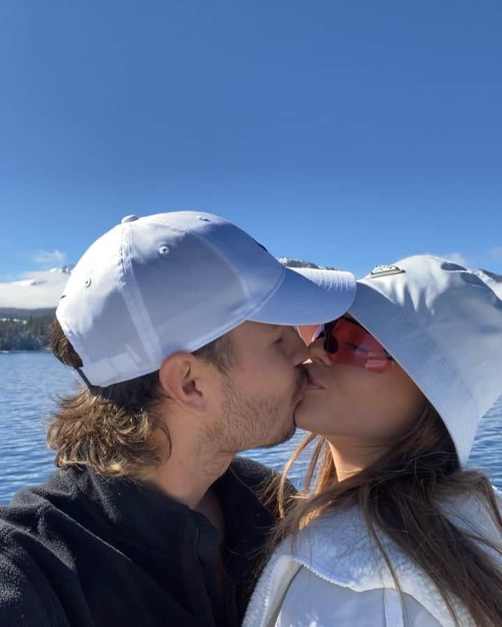 ブランドン・トーマス・リーのインスタグラム：「HAPPY VALENTINES DAY! ❤️」