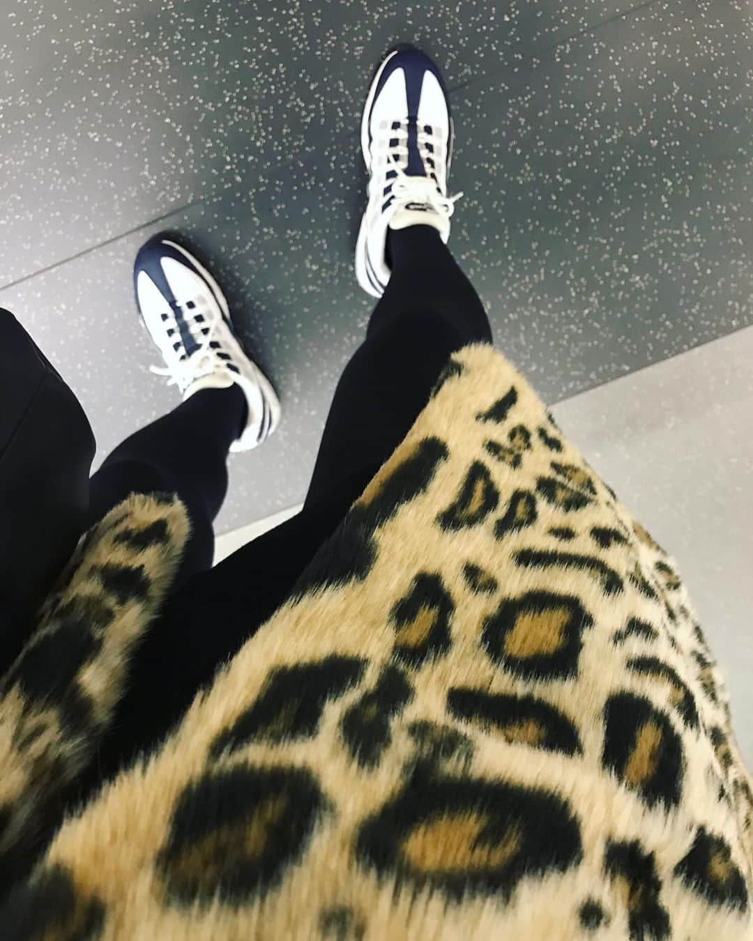 坂詰美紗子のインスタグラム：「もう春が来ちゃう！と思って着た。 ヒョウ柄だったから？？？ すごく見られた日だった🐆⚡︎⚡︎⚡︎ ・ ・ ・ #🐆 #春はすぐそこ #fashion」