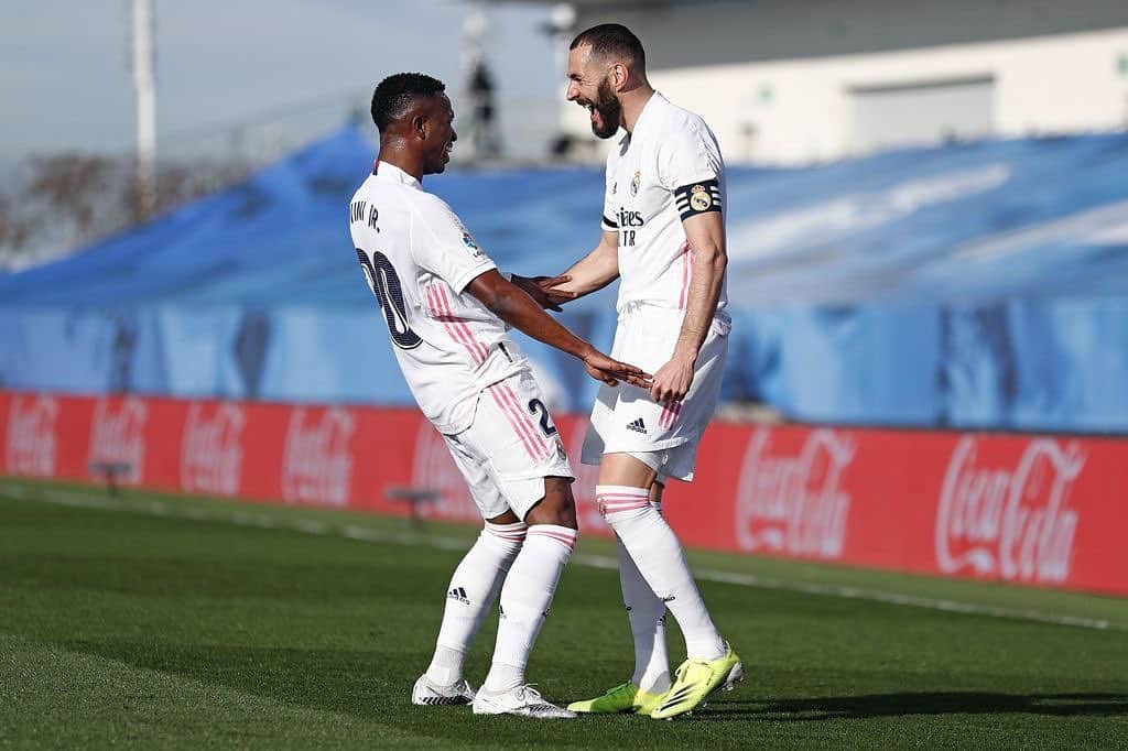 ヴィニシウス・ジュニオールのインスタグラム：「Win Win Win @karimbenzema KBnueveeee 🙏🏾✨⚡️🇫🇷🇧🇷」