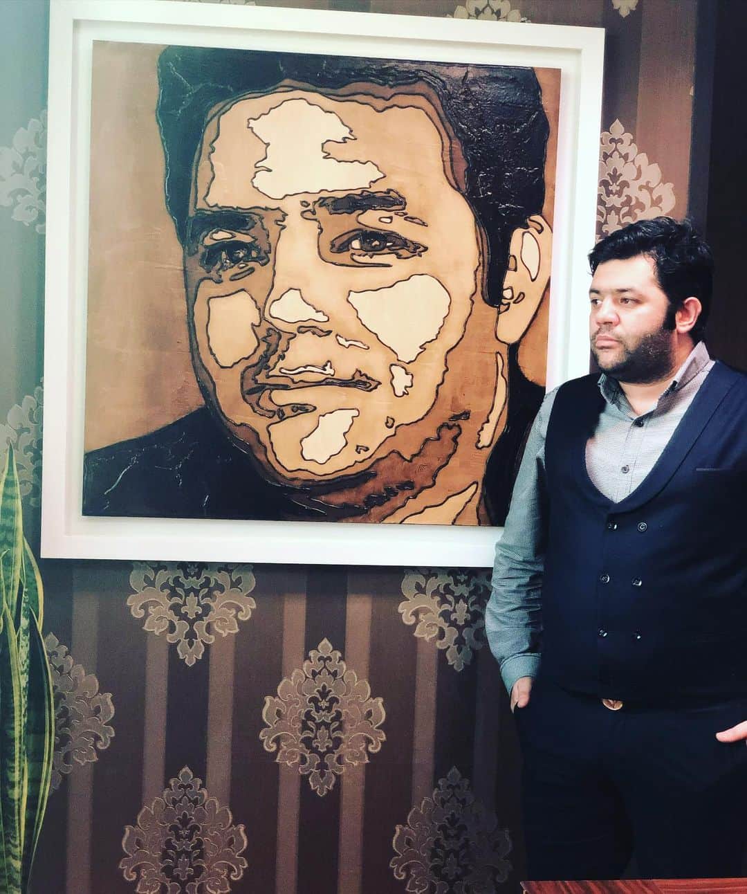 阿部巧のインスタグラム：「دیدید وقتی فلفلِ شیرین می خوری ، درست زمانی که خیالت از بابتِ شیرین بودنِ فلفل ها راحت شد ، ناگهان سر و کله ی یک فلفلِ تند و آتشین پیدا می شود که حالت را بگیرد و باعث شود در انتخاب هایِ بعدی ات بترسی و محتاط تر عمل کنی ؟! آدم ها درست شبیهِ فلفل اند ، نمی شود از ظاهر و برچسبی که رویشان خورده قضاوتشان کرد . خیلی ها ظاهری بی خطر دارند ، اما در واقع ، خطرناک اند ! درست زمانی که اعتماد کردی ، چهره و هویتِ اصلیِ شان را نشانت می دهند و تو را از جامعه می ترسانند . این ها همان فلفل هایِ تندی اند که به نیتِ فلفلِ شیرین گازشان می زنی و غافلگیرانه می سوزی ! باید در انتخابِ آدم ها احتیاط کرد و قبل از اعتماد کردن ، خوب آنها را سنجید و امتحان کرد . نباید گولِ ظاهرِ آدم ها را خورد . آدم هایِ سمی و خطرناک هم مثلِ فلفل هایِ تند ، شاید در یک جمعِ ساده و معمولی ، تعدادشان ناچیز باشد ؛ اما بدجور می سوزانند ، بدجور ! ! !  #صرافیان#ابتین#مکلین#hhd」