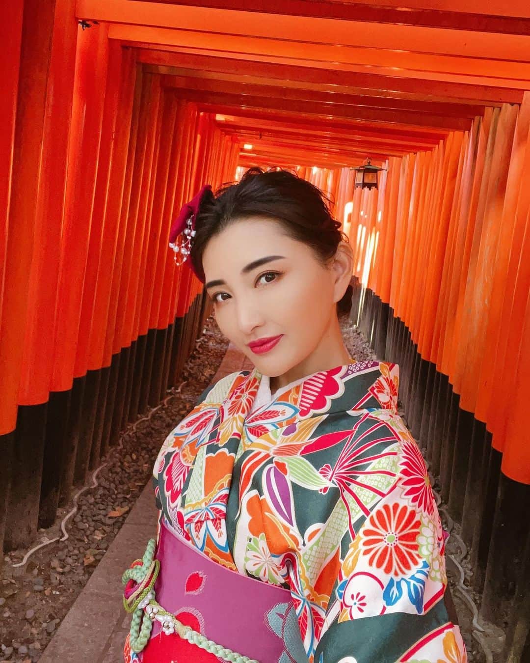 マキろんのインスタグラム：「#山内智恵#マキろん#japanesegirl  #ファッション#fashion #可愛い#ありがとう#大好き #follow#ootd#京都#kyoto#伏見稲荷大社 #着物#kimono #レンタル着物 #vasara」