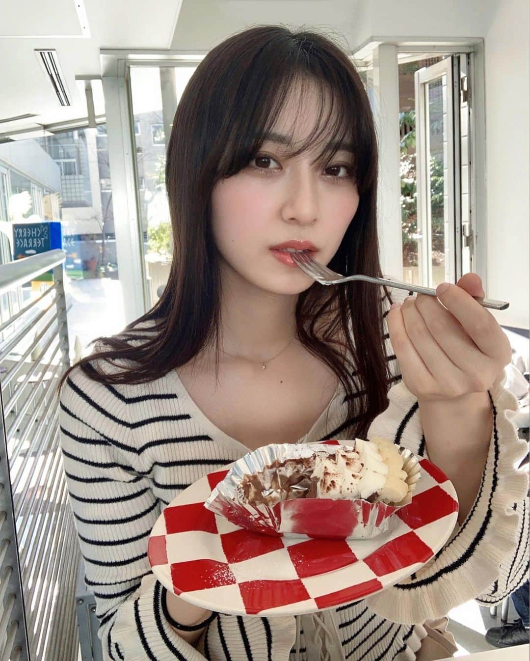 斎藤まりなのインスタグラム：「ハッピーバレンタイン🍫 ということで ・ チョコレートパイを食べたときの写真📸 ・ 久しぶりの #もぐもぐまりぴ」