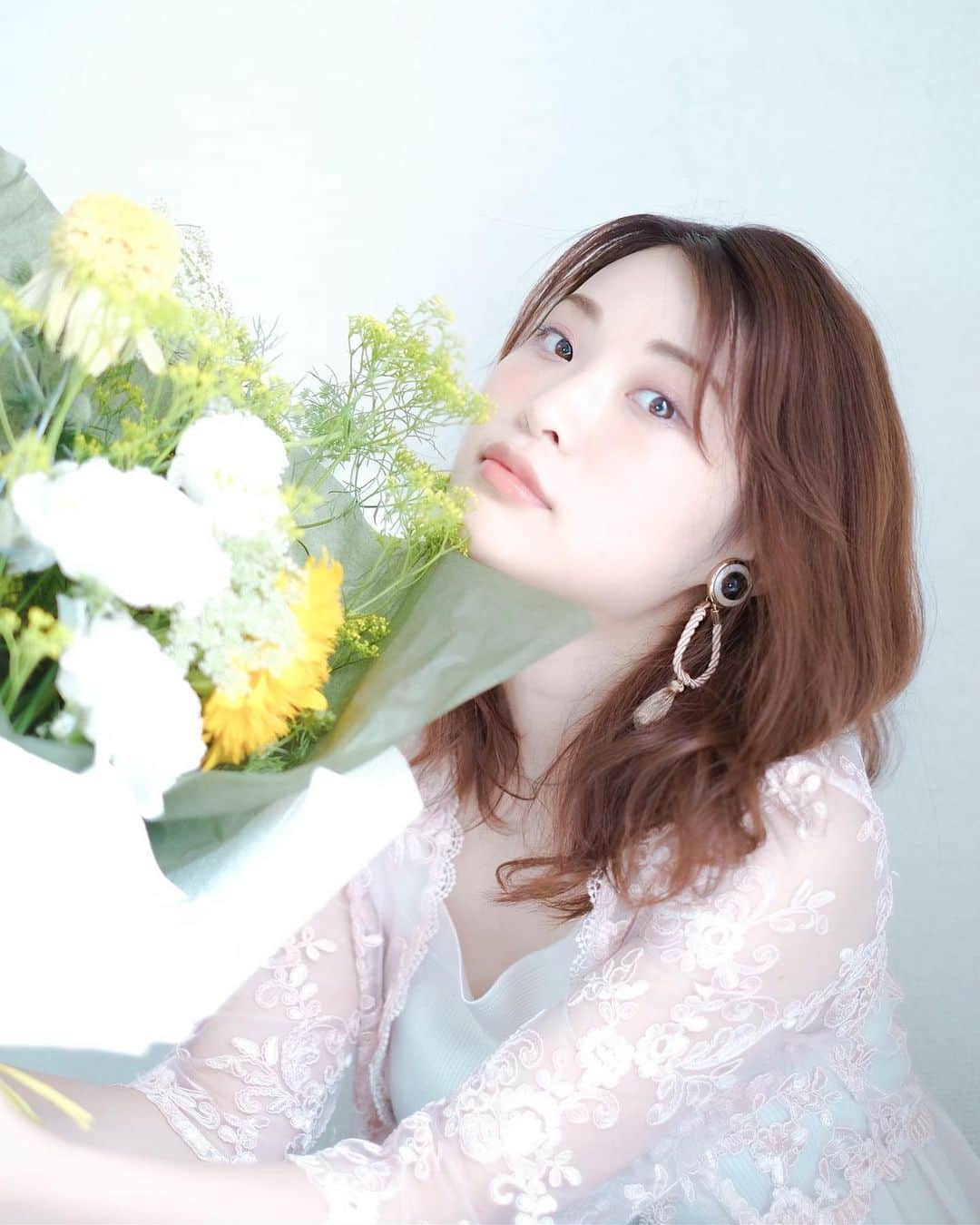 三橋栄香のインスタグラム：「🍫🤍🍫🤍 HappyValentine💐  @photo_hrk0215」