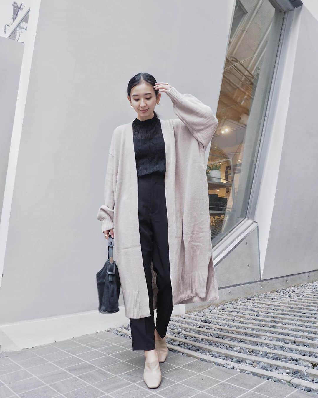 鈴木詩織のインスタグラム：「安定のブラックコーデ🖤  インナーをオールブラックにしたらなんだか身長高く見える気がしています🥺 トップスは春を意識してシアーブラウスにしたよん。  足元はヌーディなミュールサンダルに。 とっても履きやすいのでこの春ヘビロテしそうな予感、、、❣️  アイテムはバッグ以外全て @reedit_official だよ🙆🏾‍♀️  ﻿ ﻿  #コーデ部#コーデ日記#162cmコーデ#reedit #リエディ #リエディスタ#エシカルファッション #サステナブル #SDGs #2020AW #fashion #ootd #トレンドファッション #コーデ #コーディネート #大人カジュアル#今日のコーデ」