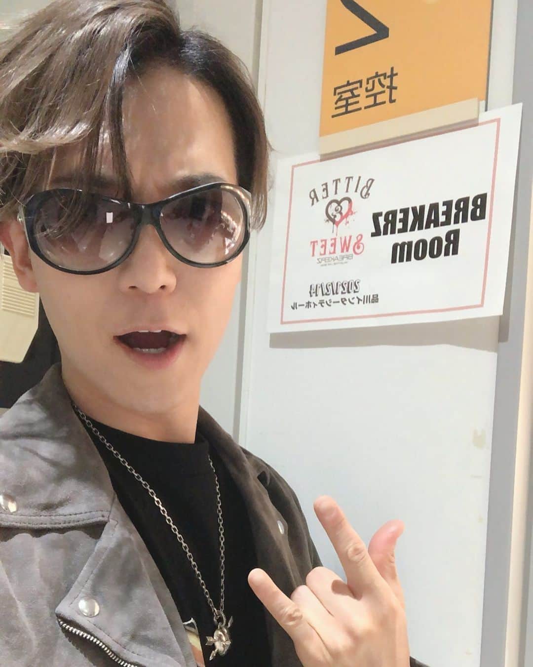 SHINPEIのインスタグラム：「2021年2/14(日)﻿ 「BREAKERZ VALENTINE LIVE 2021 -Bitter & Sweet-」ファンクラブ限定公演﻿ ﻿ 一年ぶりにファンの皆へ直接音を届けられた、最高の時間でした！﻿ ﻿ なかなか思うようにライブが開催出来ない状況だけど そんな時って、改めて何が自分にとって大切なのか考える機会になって﻿ 俺にとってそれはライブの空間であり、ファンの皆の存在でした。﻿ ﻿ 限られた時間とコミュニケーションだったけど、今出来る事で精一杯想いを伝え合えたね！ とても幸せでした。﻿ ﻿ ありがとう、TEAM BREAKERZ！！」