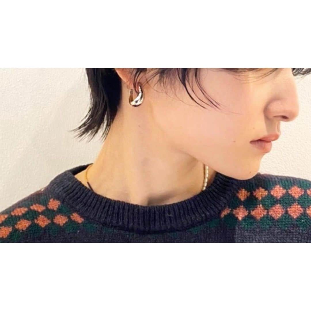 veticaのインスタグラム：「▼ vetica guest hair▼  前髪が長めのプチウルフスタイル🌿 顔周りのデザインで印象がクールになる様に✳︎ 毛先だけパーマをかける事で柔らかい質感をだすと更に◎  hair阿部　@chikara_abe0926   #vetica #tokyo #harajuku #ladys#beauty #hair #cut #color」