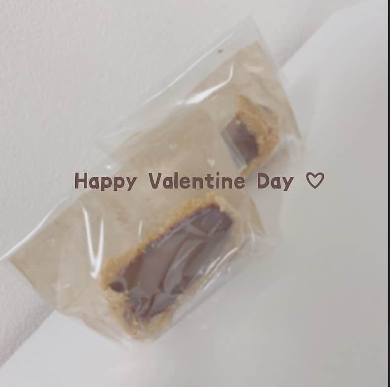 佐佐木一心のインスタグラム：「・  Happy Valentine Day 〜♡  今年も素敵なバレンタインでした！ いつかみなさんに作ってあげたいな〜  今回手作りチョコレートのレシピは @sara_patissier さんの投稿を参考に作らせて頂きました！ とても美味しかったです🥰  #ラストアイドル #ラストアイドル2期生 #バレンタイン #バレンタイン手作り #バレンタインチョコ #バレンタインラッピング #バレンタインレシピ #バレンタインレシピ #バレンタインスイーツ」