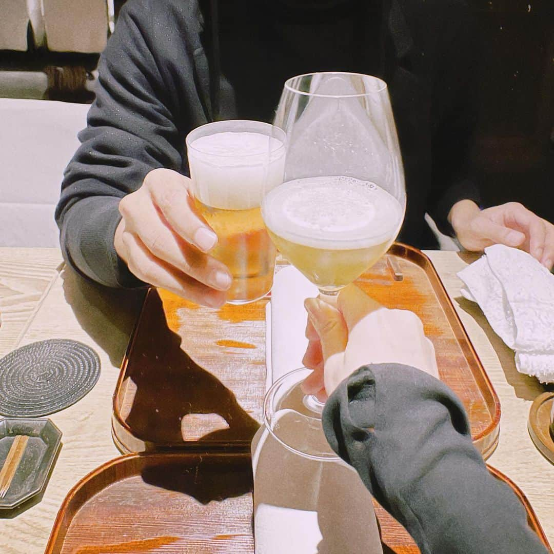 鈴木えみさんのインスタグラム写真 - (鈴木えみInstagram)「2/14 結婚8周年。9年目もよろしくね🍻 帰ったら娘と母がケーキを作って待ってくれていました🎂ありがとう💗💗」2月14日 21時10分 - emisuzuki_official