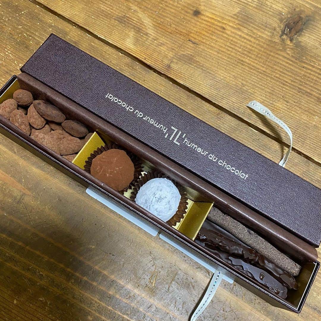 金巻ともこのインスタグラム：「シャレオツおいしいチョコレートもらった自慢です。ウィスキー飲もっと。 #チョコレート #chocolate #バレンタイン #おうちごはん金巻 #プロスペール」