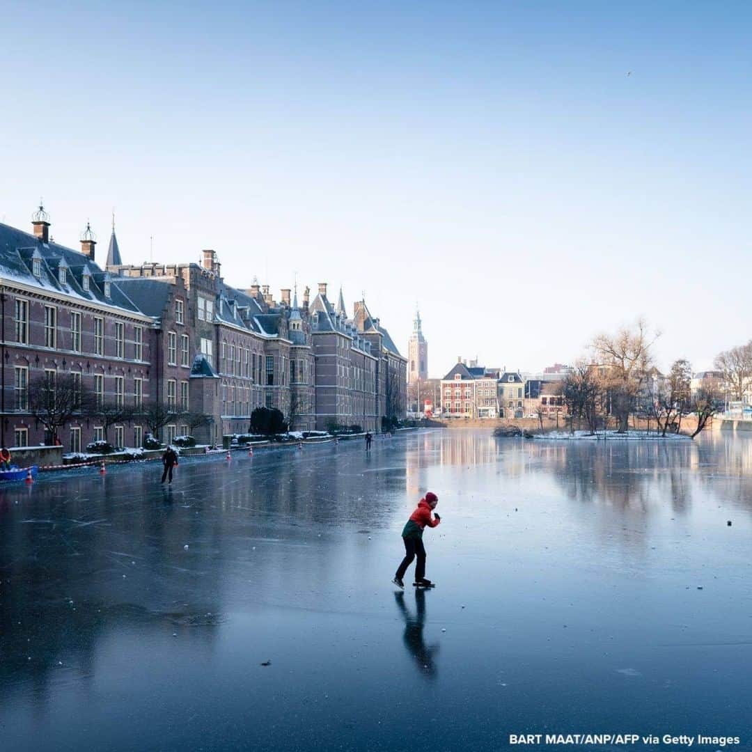 ABC Newsさんのインスタグラム写真 - (ABC NewsInstagram)「POSTCARD PERFECT: People ice skate on the icy Hofvijver pond in The Hague, Netherlands.」2月14日 21時12分 - abcnews