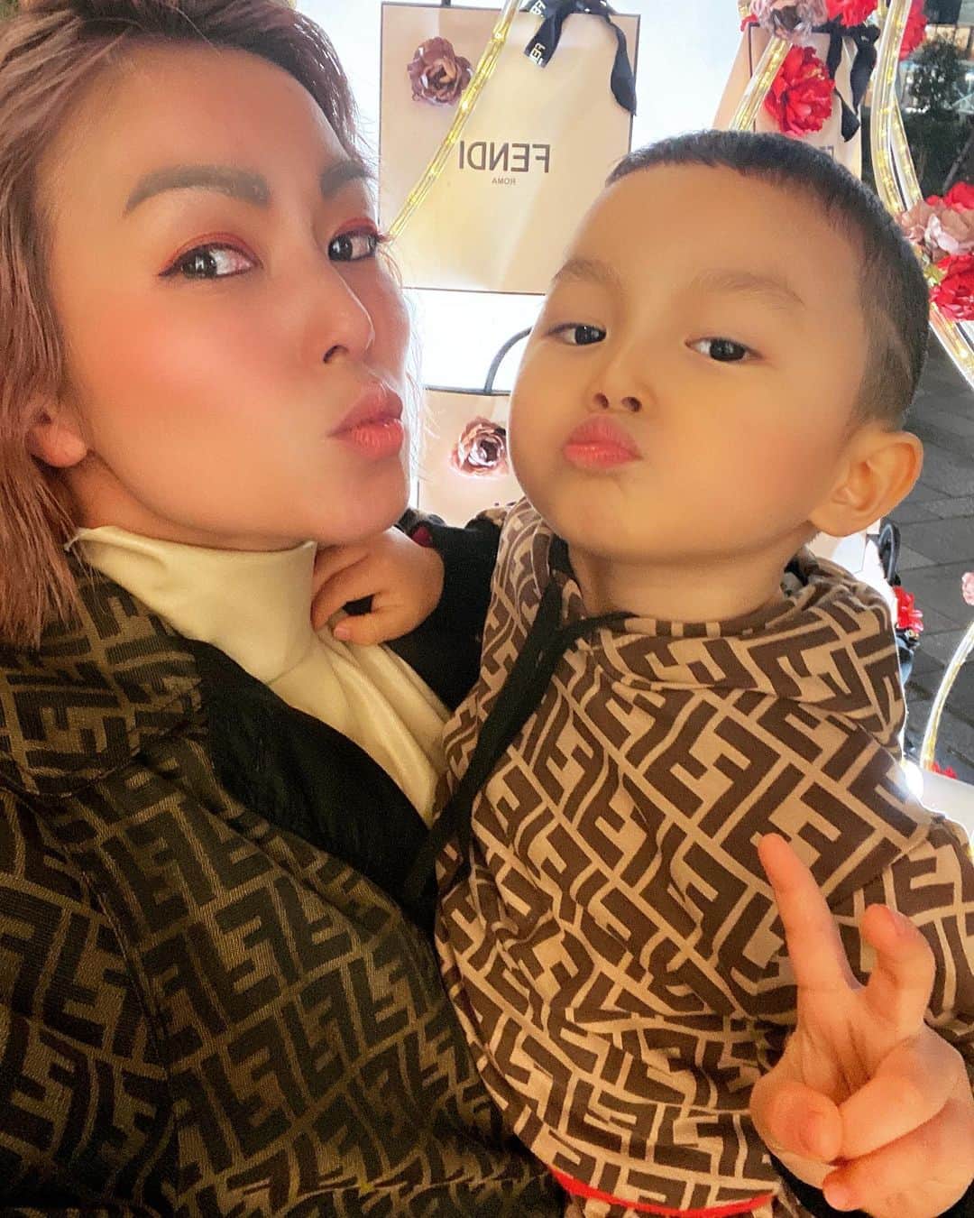 Nazukiのインスタグラム：「❤️Hᶐᶈᶈy Vᶐᶅᶒᶇţᶖᶇᶒ’ᶊ ᶁᶐy❤️  2020.2.14 ❤️❤️❤️  日本では女性が男性に🎁 アメリカでは男性が女性に🌹  男性女性問わず、家族　友達 など、とにかく、愛溢れる日 ❤️❤️❤️❤️🌹🎁  私はレンからお花もらいました 🌹🎁  レンが選んでくれたみたいで、 好きな色紫を選んでくれた🥺  嬉しすぎる😘🥺  愛とは、心が温まる🥺  笑顔にさせてくれて 心満たされて 幸せな気持ちになる ✨✨✨  バレンタインだけでなく、 毎日そんな 愛溢れる日にしたい🥺✨❤️  Happy Valentine ✨❤️✨❤️  #happyvalentinesday #valentine  #valentineday #love #family #present  #flower #mykids  #myson  #fendi  #バレンタイン #バレンタインデー #男の子ママ　 #シンママ #3歳男の子 #プレゼント #日本 #家族 #幸せ #心 #笑顔 #チョコレート #お花 #愛 #友達 #好き #アメリカ #女性 #私 #気持ち」