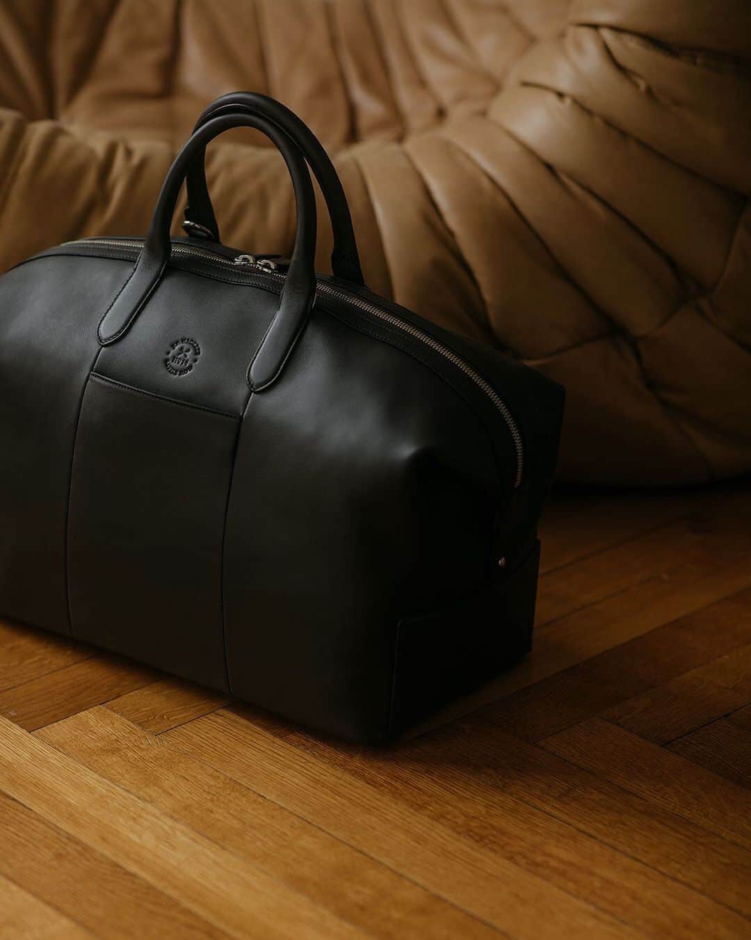 ハケットのインスタグラム：「@fabianlueck has beautifully highlighted the debossed logo of our No. 14 Leather Holdall. Crafted in leather and lined in Italian cloth, this spacious and sturdy holdall is now available at the link in our bio.  #STAYHackett」