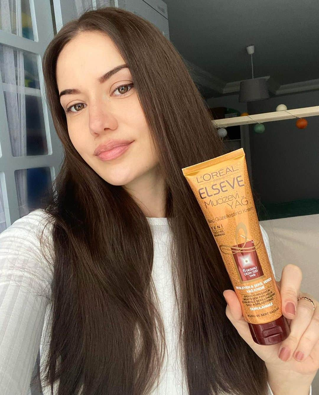 Fahriye Evcenのインスタグラム：「Sevgililer Günü'ne favorilerimle hazırım ✨✨✨ @lorealparis 💛」