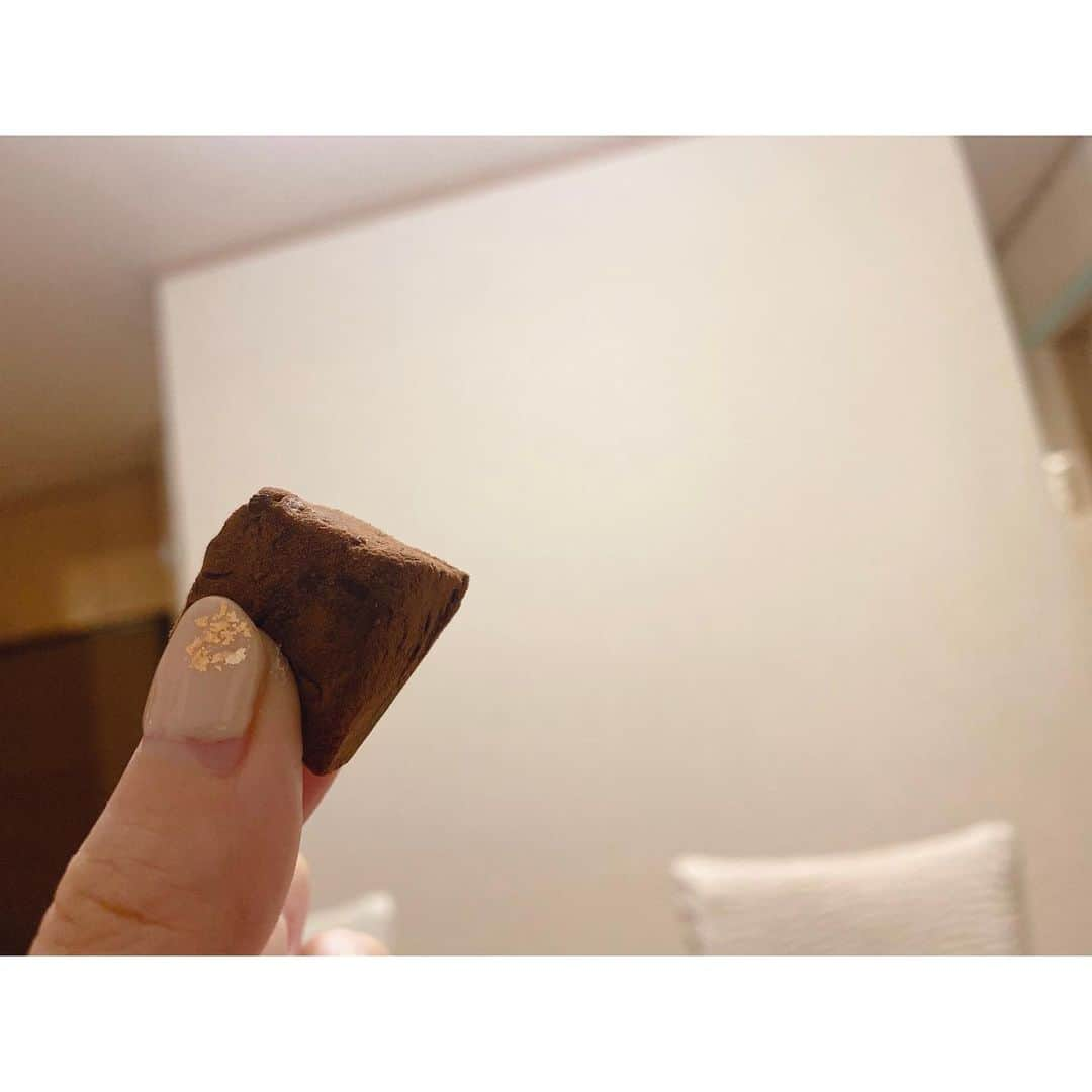 舘谷春香さんのインスタグラム写真 - (舘谷春香Instagram)「ハッピーバレンタイン🍫！ 今年はお世話になった方に1枚ずつバレンタインジャンボあげました🍫  1等の2億円当たったら2000万くらい下さいと言ったら「もっとあげるよ」って人と「絶対に当たったこと言いません」って人の両極端だった🙃 でも絶対に言わないって言う人も、実際当たったらプレッシャーに負けて言うと思うの🙃笑 (番号全部メモしておけば良かった…！まあ隠されててもそれはそれで良いけど！)  でも面白いから誰かしら当たって欲しいな😂1等とは言わずとも！笑  あと今週暇な時に何年かぶりに生チョコ作りました🍫父に業務連絡みたいな置き手紙した🍫そして今一緒に食べてます🙃 (結局自分が食べたいだけ)  コロナ禍でなかなかチョコ交換とか出来ないけど、みなさん素敵なバレンタイン過ごせましたか？  #バレンタインデー #バレンタイン #バレンタインジャンボ #バレンタインジャンボ宝くじ #バレンタイン手作り #バレンタインチョコ #チョコレート #生チョコ」2月14日 21時13分 - tty0250hrk