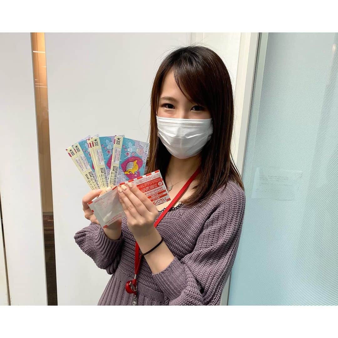 舘谷春香のインスタグラム：「ハッピーバレンタイン🍫！ 今年はお世話になった方に1枚ずつバレンタインジャンボあげました🍫  1等の2億円当たったら2000万くらい下さいと言ったら「もっとあげるよ」って人と「絶対に当たったこと言いません」って人の両極端だった🙃 でも絶対に言わないって言う人も、実際当たったらプレッシャーに負けて言うと思うの🙃笑 (番号全部メモしておけば良かった…！まあ隠されててもそれはそれで良いけど！)  でも面白いから誰かしら当たって欲しいな😂1等とは言わずとも！笑  あと今週暇な時に何年かぶりに生チョコ作りました🍫父に業務連絡みたいな置き手紙した🍫そして今一緒に食べてます🙃 (結局自分が食べたいだけ)  コロナ禍でなかなかチョコ交換とか出来ないけど、みなさん素敵なバレンタイン過ごせましたか？  #バレンタインデー #バレンタイン #バレンタインジャンボ #バレンタインジャンボ宝くじ #バレンタイン手作り #バレンタインチョコ #チョコレート #生チョコ」