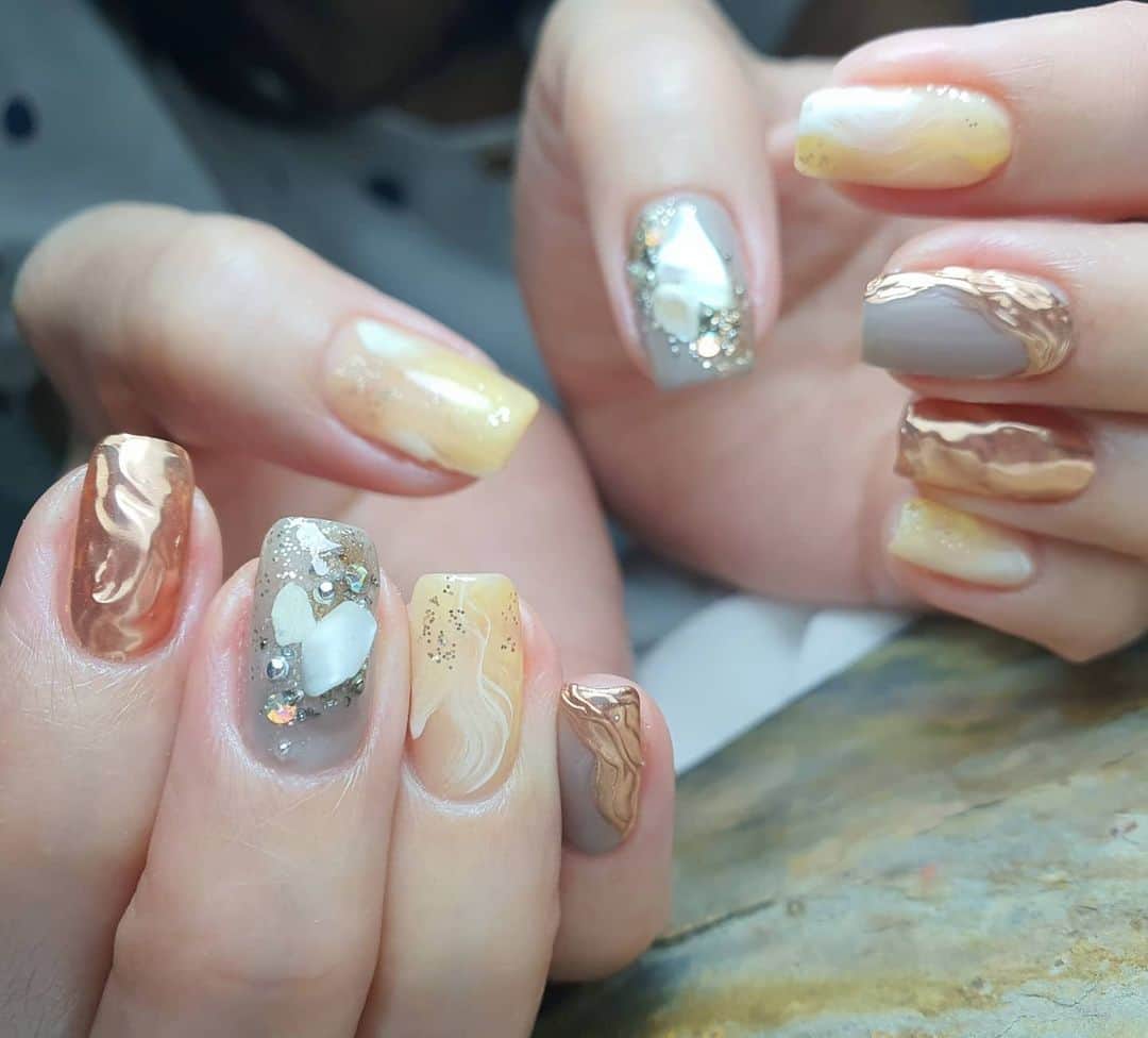 Yingのインスタグラム：「I used PREGEL Tulle Grege, Pale Sesame, PREGEL MUSE M073, PREMDOLL Diamond Bronze, and PREGEL White for this set of abstract nuance art.  All items can be purchased at @nailwonderlandsg 🤗 . . . 🛒 www.nailwonderland.com⁣⁣ 📍20A Penhas Road, Singapore 208184⁣⁣ (5 minutes walk from Lavender MRT)⁣⁣ .  I am currently only able to take bookings from my existing pool of customers. If I have slots available for new customers, I will post them on my IG stories. Thank you to everyone who likes my work 🙏 if you need your nails done, please consider booking other artists at @thenailartelier instead ❤  #ネイルデザイン  #ネイルアート #ネイル #ジェルネイル #nailart #네일아트 #pregel #プリジェル #nails #gelnails #sgnails」