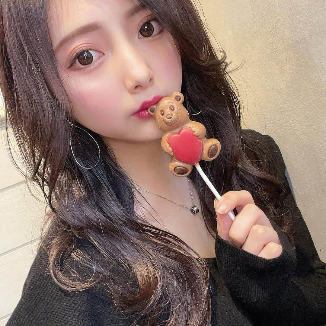 MAMIさんのインスタグラム写真 - (MAMIInstagram)「🧸♥️🍫  このまえ森くんにカラーしてもらったとき ついでにちょっとValentineっぽい撮影したの🍫  くまさんチョコかわいい🧸♥️  . #バレンタイン　#Valentine  #撮影データ　#メイク  #時差投稿　#韓国メイク　#ブルベ #まつげパーマ  #photo #pic #photography #make #followｍe #lfl #makeup #me #f4f #l4l @b_b_j.j #photooftheday #fff #like4like #follow4follow #ootd #instagood @allure1902」2月14日 21時14分 - mami__1125