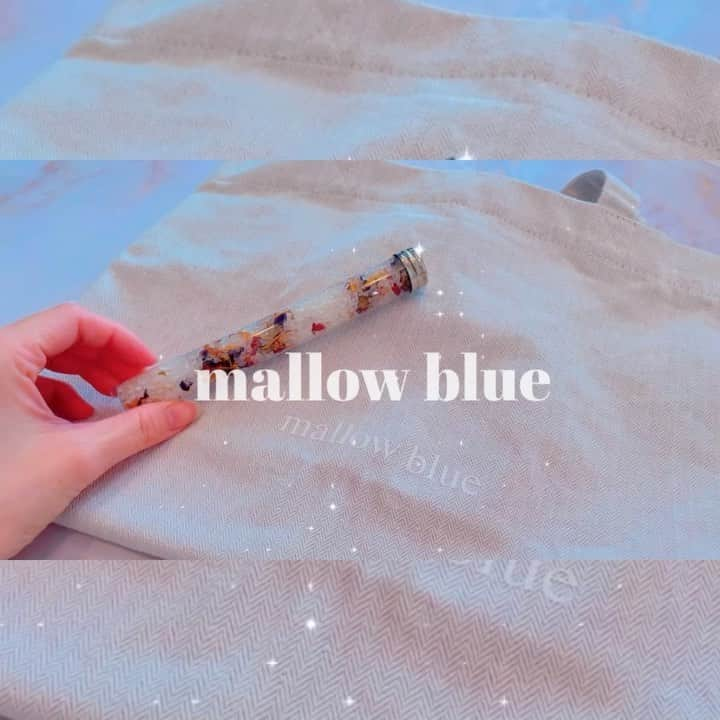 MOMOKOのインスタグラム：「今月末にローンチの﻿ 新しいブランド @mallowblue_official  ﻿ これはオリジナルのエコバッグとバスソルト🪴🛁﻿ ﻿ 旦那さんがこちらに関わっていて﻿ コンセプトに惹かれたのでシェアさせてください🤍﻿ ﻿ ﻿ mallowblueは﻿ 女性のためのメンタルヘルスケアブランド🌛﻿ ﻿  歳を重ねていくたびに終わりなく﻿ その人ならではの美しさがうまれていく﻿ ﻿ 最新のドレスを着た時の一瞬の気分の高まり﻿ もちろんその、きゅん♡な気持ちも素敵で大切にしたいけど﻿ 着た時の心地の良さ、自分に似合っているかを﻿ 考えすぎず頑張りすぎず﻿ 自分自身のピュアな直感を信じて﻿ もっともっと大切にしていきたい👗﻿ ﻿ 空気のように軽やかな素材﻿ 春の訪れを感じさせてくれる花のようなカラー﻿ そんな自然と共存する心地の良い世界観🌼﻿ ﻿ Elegant、Cool、Feminine﻿ この３つのコンセプトから成るmallow blueの﻿ 今後の展開が楽しみです🌷﻿ ﻿ ちなみに#マロウブルー は﻿ 淹れる温度によって色が変わるハーブティーの﻿ お名前が由来なんだとか🫖💭﻿♡ ﻿」