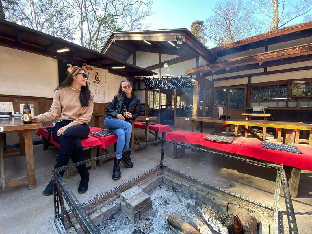 ジョジィのインスタグラム：「It was a beautiful day to check places I never have been‼︎In love with Jindaiji and the soba was soooooooo yummy 😋  And our art turn very beautiful thank you very much🤣 @akemi_rafaela   #explorejapan  #travel #ridebikeforcharity #mylegshurt  #jindaiji  #深大寺そば」