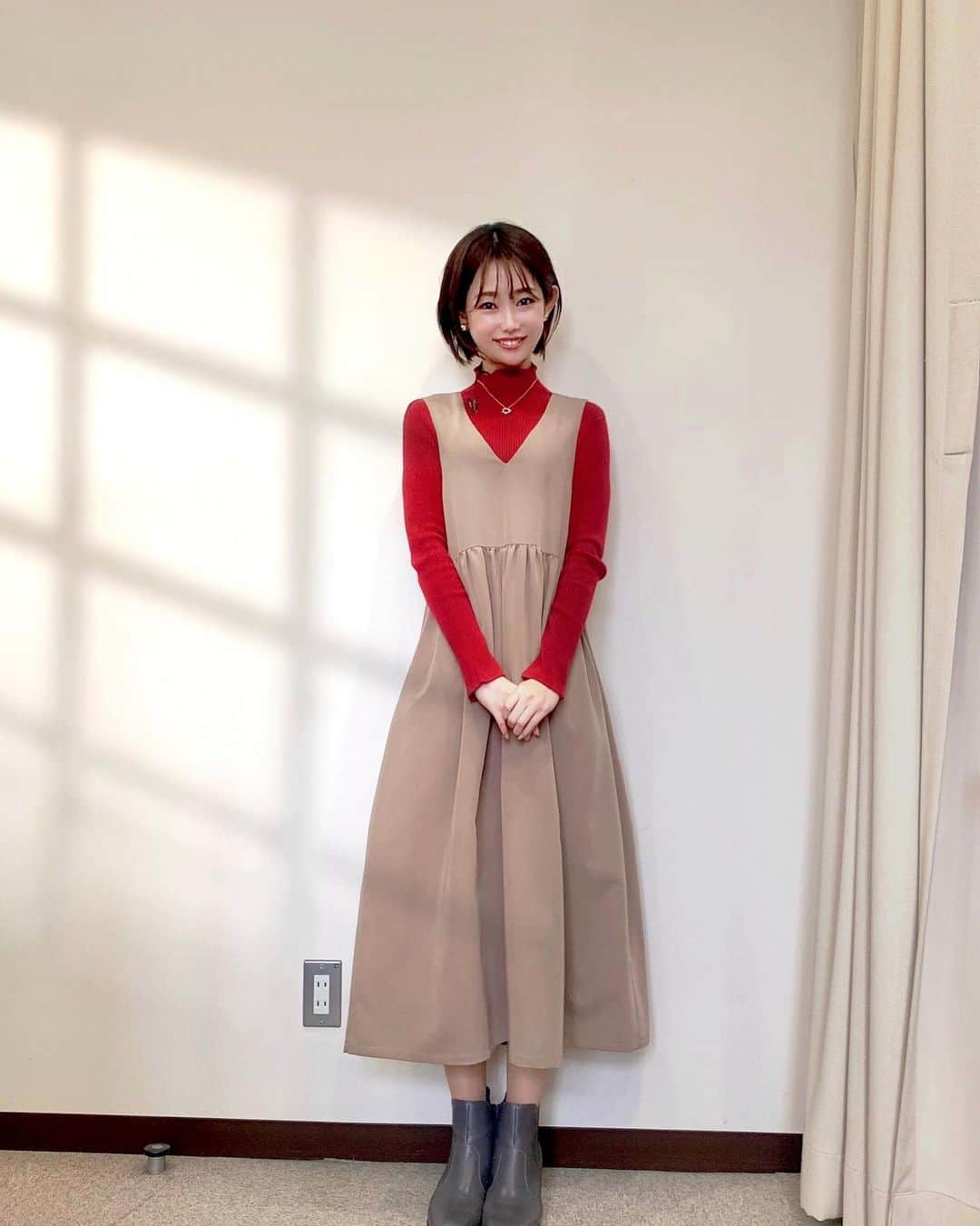 のインスタグラム：「今日は、バレンタイン💖  BS日テレ「#汐留TV」﻿ で先取り情報ゲットしてね♡ ﻿ このあと、22:54〜放送です！﻿ ﻿ 衣装は〜﻿ ﻿ トップス：pou doudou @pdd1982pdd﻿ ワンピース：pou doudou @pdd1982pdd﻿ パンプス：DIANA #ダイアナ　@dianashoespress﻿ イヤリング：Osewaya @osewaya_official﻿ ﻿ ﻿ 赤好き🥰﻿  ﻿ ﻿ #BS日テレ﻿ #汐留tv」