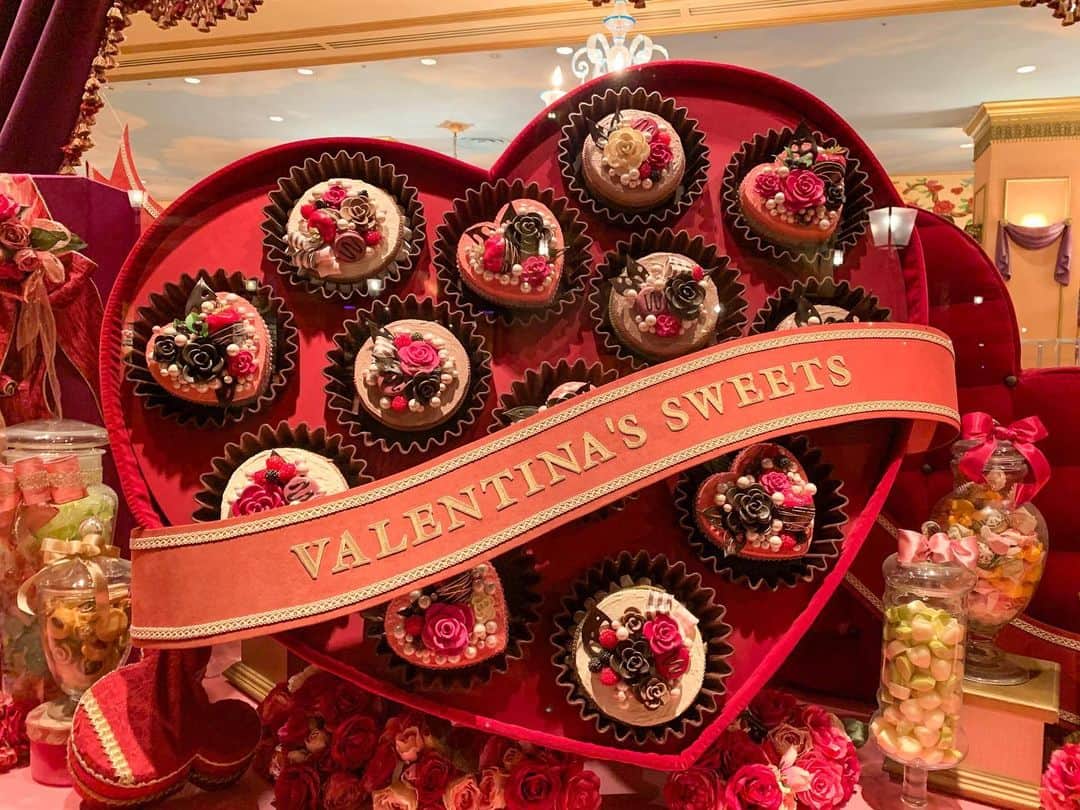 のインスタグラム：「＊  ＊  Happy Valentine's Day!!  #tokyodisneyresort #tokyodisneyland #disneygram #disneylover #disneylove #disneylife #disney #東京ディズニーリゾート #ディズニー #ディズニー好きな人と繋がりたい #ディズニー好きな人と仲良くなりたい #ディズニー女子 #バレンティナーズスウィート #東京ディズニーシー #ショーウィンドウ #チョコレート #バレンタインデー」