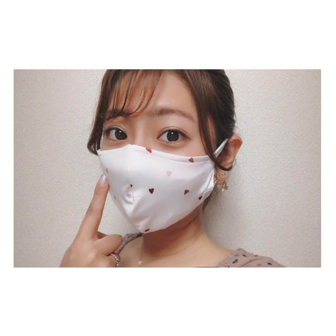 白戸ゆめのさんのインスタグラム写真 - (白戸ゆめのInstagram)「💝 . 更新が久しぶりになりすみません😿 バレンタインデーですね💕 みなさん、チョコはたくさん食べましたか🍫？笑 私は今年も自分へのご褒美チョコを買いました🐥 社会人になってから自分に甘いです、、、笑 . 今年はウイスキー🥃 #竹鶴 を使用した大人なチョコにしました✨ ほろ苦の口どけ食感！ そして最後にウイスキーがすーっと👼 ふあああ、幸せなひとときでした🥰 . そして、この週末は 日中、天気も良かったですね☀️ 外に出ていましたが まるで夏のようなジリジリ太陽にやられました🥵 日焼け止めは一応塗ってたけど、、、🙈 . こんな時でも気分を上げてくれるのが ハート柄のマスク💓 バレンタインに合わせて新調です✨ ジェラートピケさんのですが 鼻にワイヤーが入っていてフィット感がすごい！ そして何より素材が柔らかくて気持ちいいんです🥺 可愛いのでおすすめですよ🎀 . それでは皆さん またあすから1週間宜しくお願いします🌈 . #バレンタイン #バレンタインデー #チョコ #ご褒美チョコ #🍫 #ウィズコロナ #竹鶴 #ウイスキー #生チョコ #竹鶴ピュアモルト生チョコレート #シルスマリア #マスク #ハート #ジェラピケ @gelatopique_official」2月14日 21時20分 - yumeno.s_