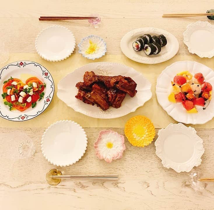 浅田好未のインスタグラム：「#晩ごはん #トマトとモッツアレラのサラダ #スペアリブ #手まり寿司 #海苔巻き 食後にティラミスを食べたよ🍓 Happy Valentine❤︎」