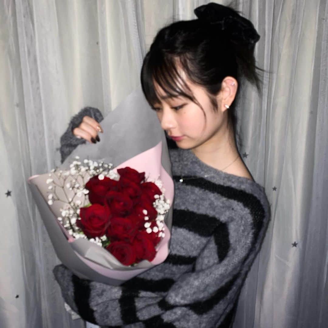 かれんのインスタグラム：「17歳になりました  だから何って感じですが おめでとうが多過ぎて何度もウルりました ありがとう  丸一日SNS更新しなかったのは嫌になったからとかでは全く無くて完全プライベートで楽しませてもらいました。  だけどSNSを開く度に嬉しい事ばっかり届いてあって本当に幸せでした  動画も写真もメッセージもコメントも本当に全部全部見てます。  うち頑張るから  ついてきてね  この薔薇は大切な人に頂きました。  12時ぴったりにサプライズしてくれた愛莉ちゃんもありがとう  みんな大好きです」