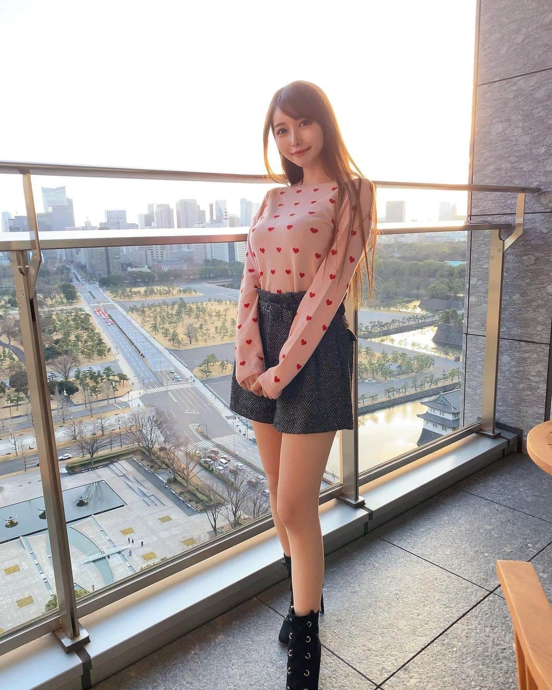 のインスタグラム：「. ❤️ Happy Valentine’s Day ❤️ . 今日はバレンタイン💌！という事で、ハート柄のお洋服を着ました☺️❤️ 何事も形から入るタイプです☺️笑 . チョコはゴルフ場で頂きました🍫💕 嬉しい。。🥺 . #ゴルフ女子#ゴルフ初心者#バレンタイン#バレンタインチョコ#レッドバレンティノ#ロエベ#ジミーチュウ#valentine#valentineday#redvalentino#loewe#jimmychoo#golf」