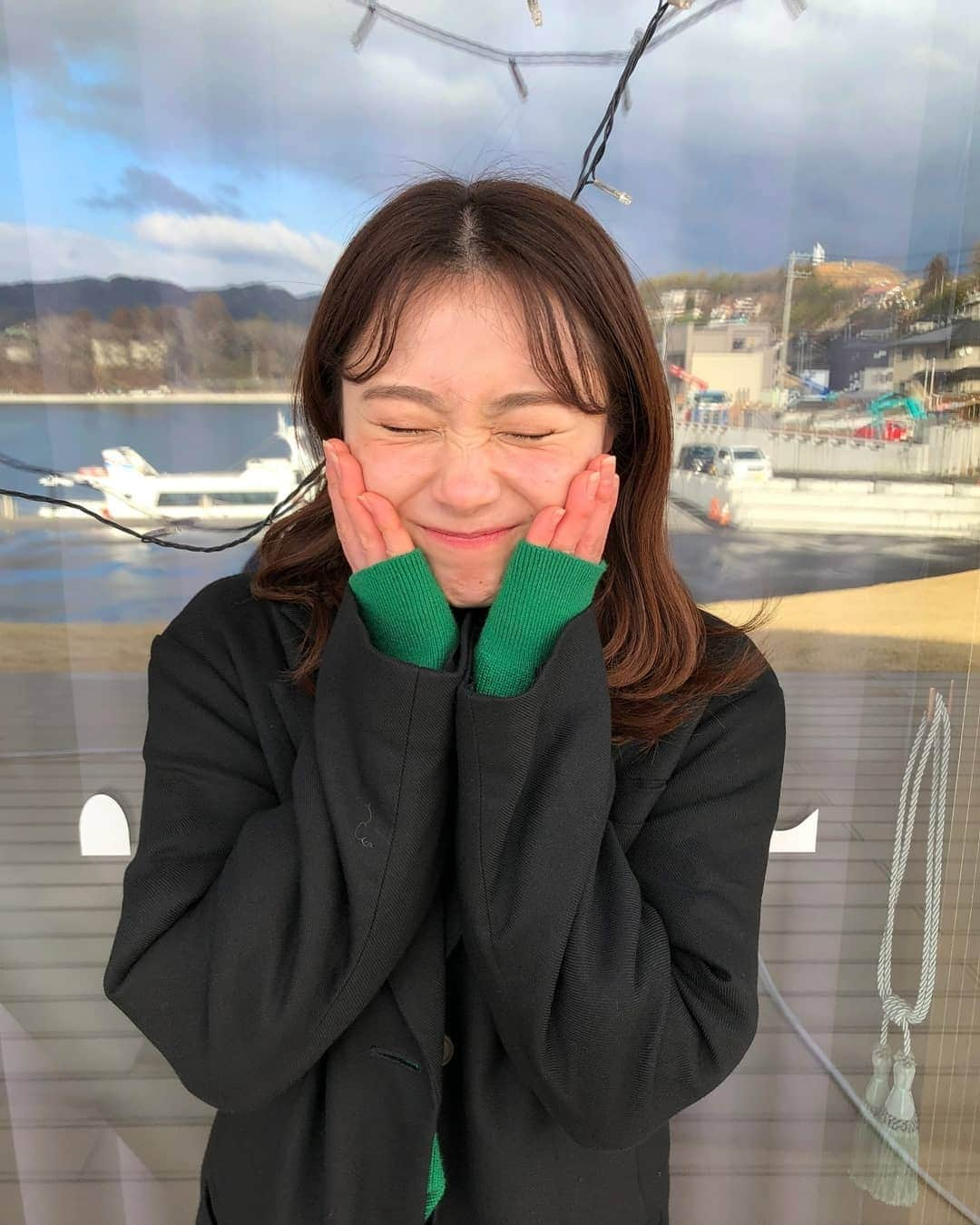 石田亜佑美さんのインスタグラム写真 - (石田亜佑美Instagram)「. ガラスに反射するのは気仙沼の海💙 . . 「迎(ムカエル)」という、 2020年にオープンした商業施設です . オシャレなカフェがあったり、 そこから海が見えたり、 気仙沼の素敵な新たな観光地💙 . 私も今度ゆっくり行きたいんだぁ！ . . . 昨夜のことで心配の声も届きました、 ありがとうございます 私のところは大丈夫です☺️ . 改めて、備えることの大切さや もしもを考えさせられました . . また、明日が素敵な1日になりすように . #気仙沼 #ないわん #ムカエル #迎 #宮城 #海 #観光スポット #morningmusume21 #モーニング娘21 #石田亜佑美 #今日も1日笑って過ごせました 💙 #ありがとう #またあした」2月14日 21時24分 - ayumi_ishida.official