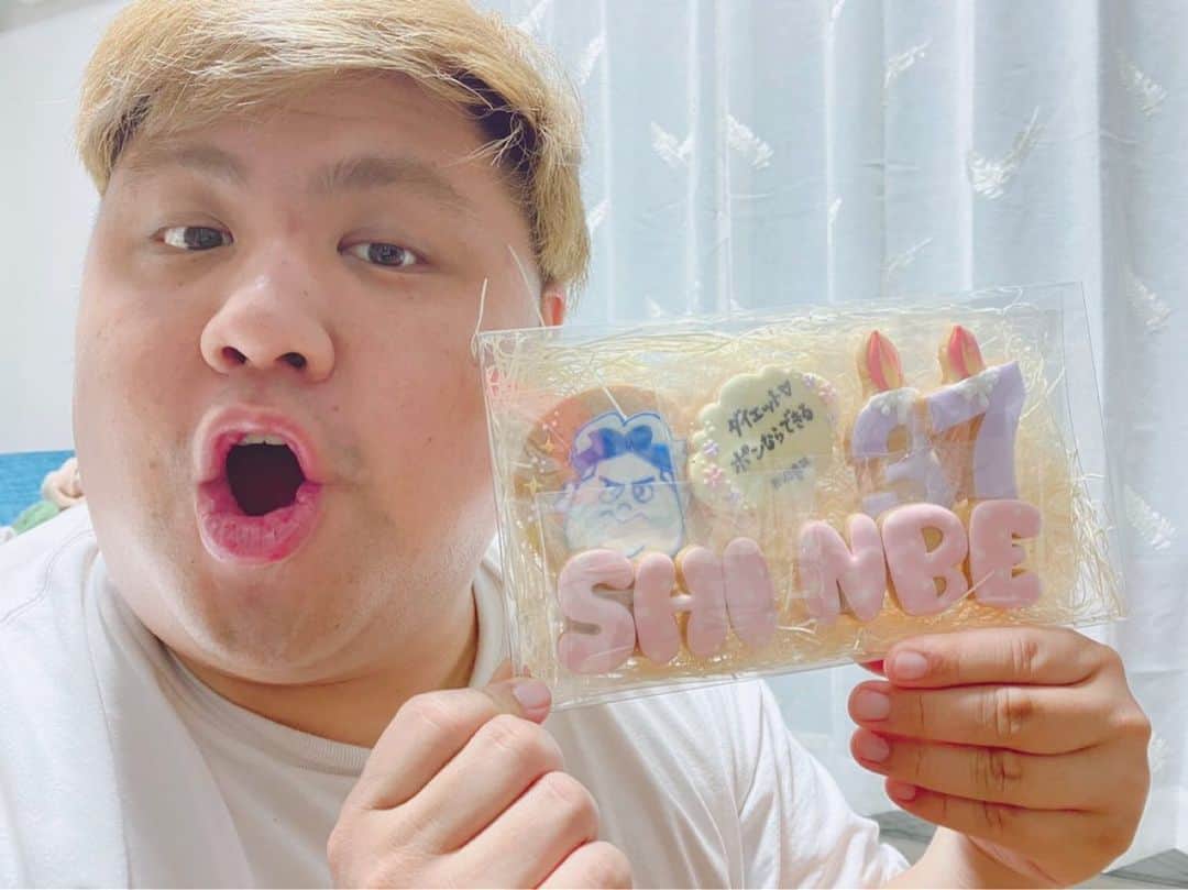 池田真一のインスタグラム：「女房からバレンタインでアイシングクッキーもらいました！ 『すげー！手作りか！？』って聞いたら 『ううん！業者に頼んだ！』って返ってきた！ 業者って言い方気になるけどめちゃくちゃ嬉しい😆 食べるのもったいない！！ そうです！ 僕は女房からポンと呼ばれてます。 恥ずい。」