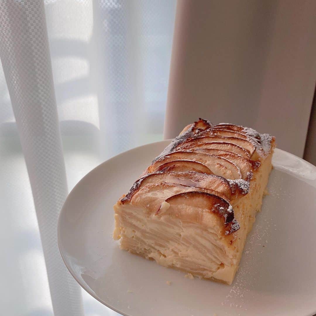 小澤愛実のインスタグラム：「﻿ ﻿ HappyValentine . 🍫🤍﻿ ﻿ ﻿ ケーキ焼いたよ ☺︎☺︎﻿ ﻿ ガトーインビジブル という名前らしい、、﻿ りんごとクリームチーズの組み合わせだーーいすき﻿ ﻿ ﻿ #ガトーインビジブル #バレンタイン #バレンタイン手作り #手作りケーキ #手作りお菓子 #ラストアイドル #シュークリームロケッツ #小澤愛実」