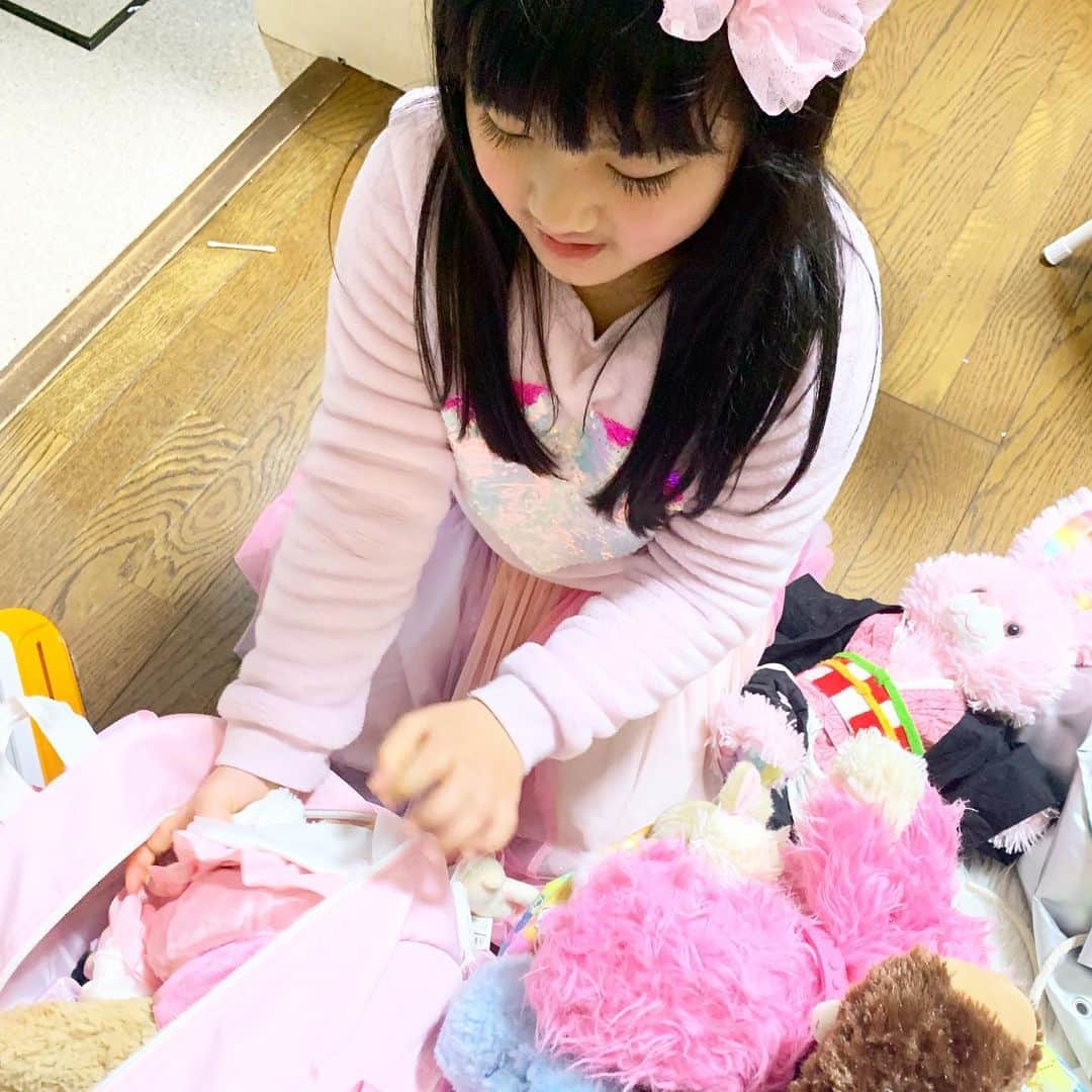 山口尚美のインスタグラム：「防災意識の高い子供達が 大事なぬいぐるみをバッグに詰めてた🧸💨 そんなに持ってけないと思うよ…😅」