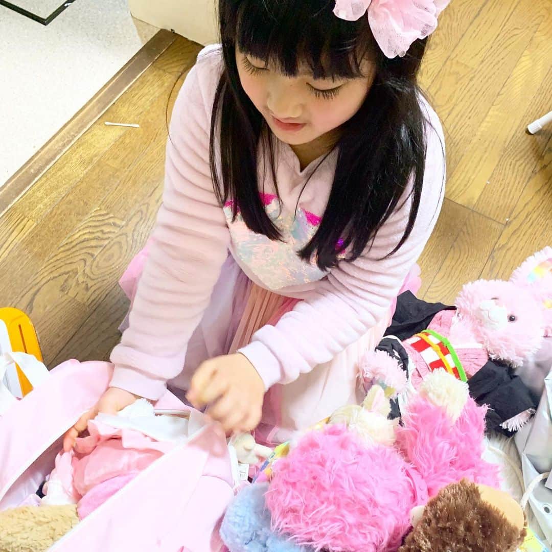 山口尚美さんのインスタグラム写真 - (山口尚美Instagram)「防災意識の高い子供達が 大事なぬいぐるみをバッグに詰めてた🧸💨 そんなに持ってけないと思うよ…😅」2月14日 21時25分 - happy_harumi