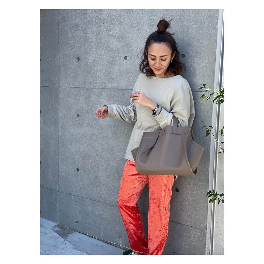 土井地恵理子のインスタグラム：「・ weekendはゆる〜りstyleで レザーのbagだけ持っておく。  カメラを持ち歩きたいので このサイズは便利です。  お仕事の時も使えそうなこのバッグ 柔らかなレザーが堅苦しくなくて良いです。 オンラインストアに入荷しました🙌🏻 @h.v.f.n   上半分はおとなしめなのに 下半分はイロキチガイな日。  #hvfn #totebag #トートバッグ #coordinate #コーディネート #ご近所チャリday #お団子が高すぎてツノみたいになっていたと写真を見て気づくw」