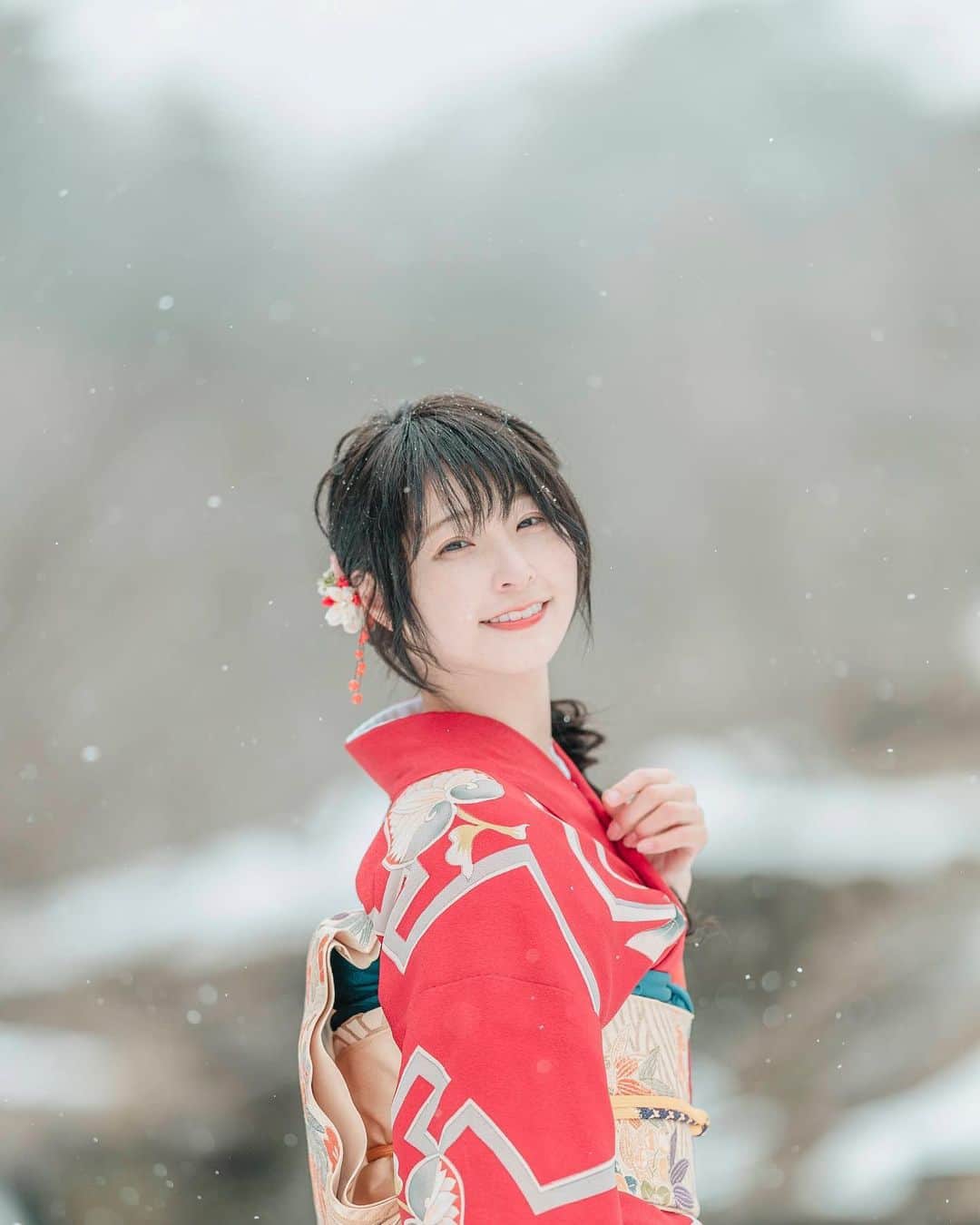 水無月いとのインスタグラム：「雪とお着物 photo @mugutan1063」