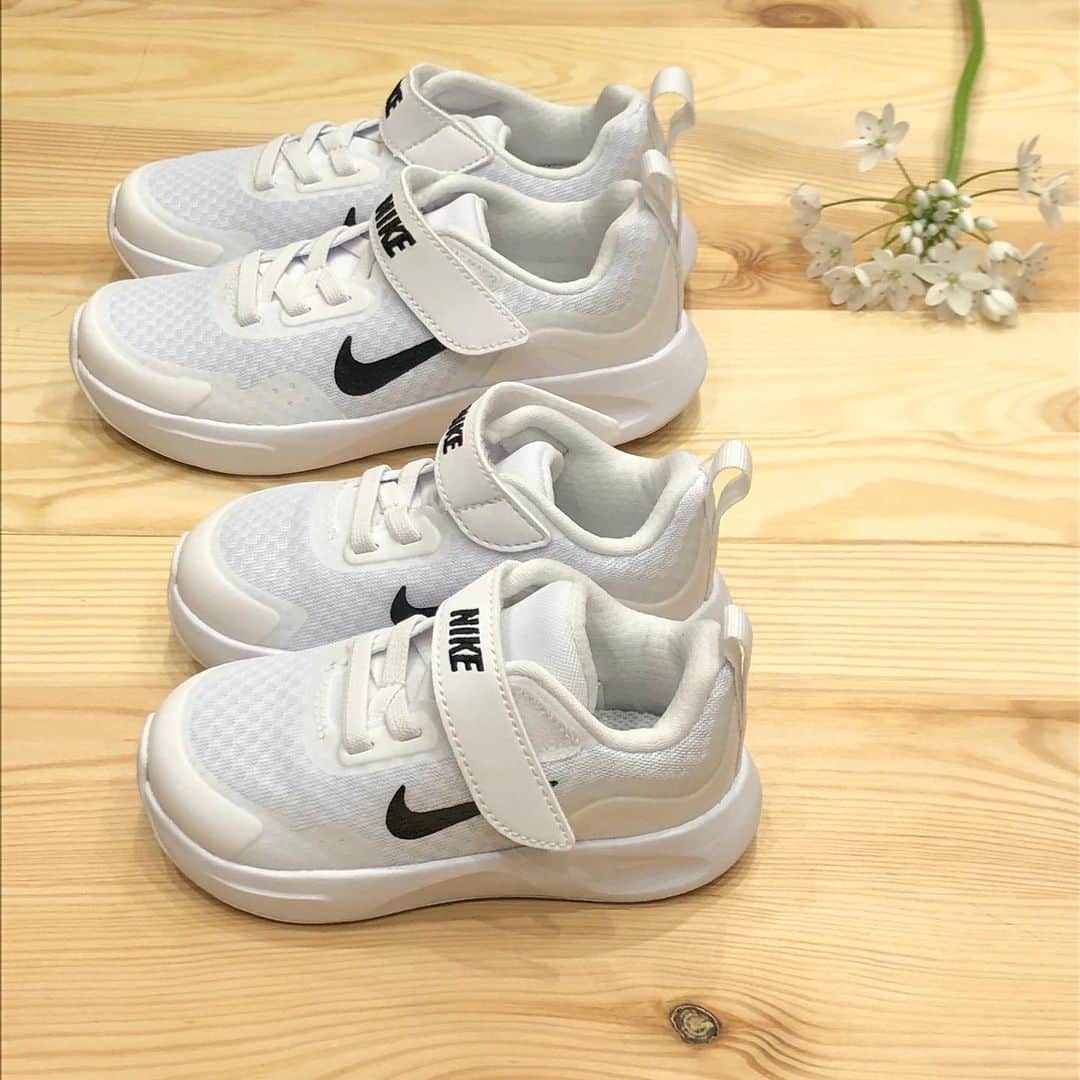 こども ビームスさんのインスタグラム写真 - (こども ビームスInstagram)「【new arrival】 ＜NIKE＞ウエア オールデイ お待たせしました❗️ ホワイトが入荷しました。 ソールまでまっしろなシューズ✨ 春夏の足元は爽やかに。新学期に向けて、心機一転、おニューのスニーカーはいかがですか❓ . カラー:ホワイト、ブラック サイズ: 11-16cm(1cm刻み) ¥4,500+税 16.5-22cm(0.5cm刻み) ¥5,500+税 . 新型コロナウィルスの感染拡大を防止し、お客様とスタッフの安心安全を守るため、衛生管理体制にて営業いたします。  ご迷惑をお掛けし申し訳ございませんが、何卒ご理解ご協力のほど、宜しくお願い申し上げます。  ビームス各店舗の営業状況につきましては、施設、店舗へお問い合わせください。 . #nike #nikekids  #nikeshoes #kidsshoes #nikebaby #nikebabyshoes  #ナイキベビーシューズ  #ナイキベビー #ナイキキッズスニーカー  #ナイキキッズ #ナイキスニーカー #ナイキ #ホワイトシューズ #ホワイトスニーカー #フラワーバレンタイン  #バレンタインデー #一輪 #kodomobeams  #beams  #daikanyama  #こどもビームス  #ビームス  #代官山 新作アイテムはプロフィールのリンク🔗からビームス公式サイト、こども ビームスページをチェック❗️ ※お問い合わせにつきましては、お電話にて承ります。」2月14日 21時39分 - kodomo_beams