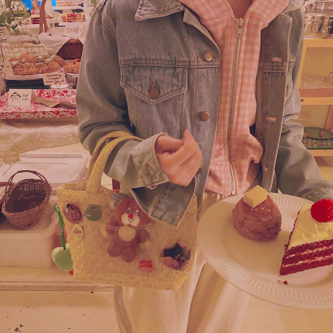 ネオンムーンのインスタグラム：「디저트 쇼핑으로 연휴 마무릿🍰🎀🍓」