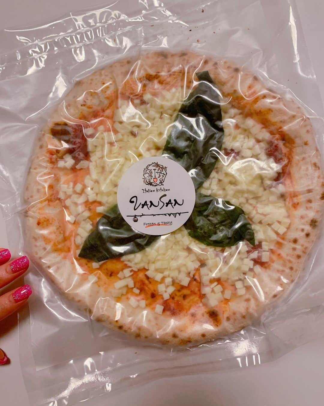 DJ MIYAさんのインスタグラム写真 - (DJ MIYAInstagram)「みんなやっほーぉ💖  『Italian Kichen VANSAN 』さんのPizzaをお持ち帰り♪♪🌈  絶品ピザが🍕家で食べられるなんて嬉しいー！！  @italian_kitchen_vansan  熱々のできたて『マルゲリータ』 もっちりーとしたしっかりとしたピザ生地に トマトとチーズが伸びるぅぅ♪バジルのいい香りとともに美味しく今日のlunchにいただきました❤️❤️(o^^o)  冷凍なので、食べたい時に温めてすぐに食べられるよーぉ♪🌈  Vansanは色々な所にお店があるので皆さんもぜひお近くのバンサンでピザ🍕🍕checkしてみてねん(o^^o)  #vansan #バンサン  #マルゲリータ  #持ち帰りグルメ #イタリアン #ピザ好き #イタリアンレストラン #グルメ #グルメ女子 #グルメ好き #旅インスタグラマー #インスタグラマー #インフルエンサー #グルメ大好き #テイクアウト #女子会コーデ #今日のコーデ #今日のメイク #レストラン #グルメブロガー #グルメインフルエンサー #フィットネス女子 #食べるの好き #ファッショニスタ  #ブロガー  #食リポ #PR #テイクアウトピザ #お取り寄せグルメ #テイクアウトグルメ」2月14日 21時32分 - dj_miya