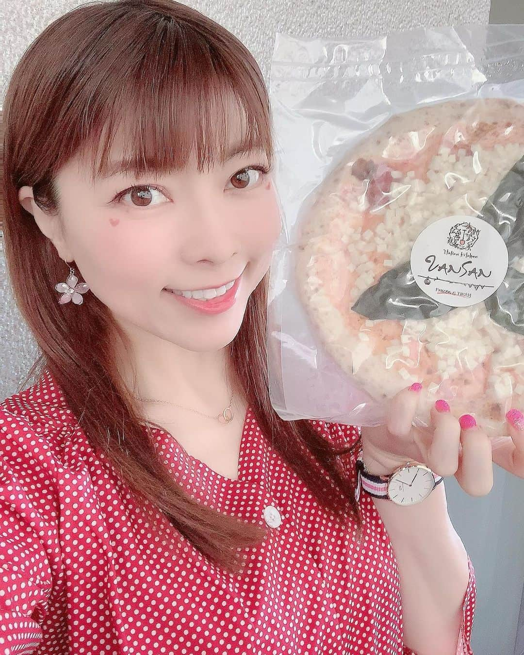 DJ MIYAさんのインスタグラム写真 - (DJ MIYAInstagram)「みんなやっほーぉ💖  『Italian Kichen VANSAN 』さんのPizzaをお持ち帰り♪♪🌈  絶品ピザが🍕家で食べられるなんて嬉しいー！！  @italian_kitchen_vansan  熱々のできたて『マルゲリータ』 もっちりーとしたしっかりとしたピザ生地に トマトとチーズが伸びるぅぅ♪バジルのいい香りとともに美味しく今日のlunchにいただきました❤️❤️(o^^o)  冷凍なので、食べたい時に温めてすぐに食べられるよーぉ♪🌈  Vansanは色々な所にお店があるので皆さんもぜひお近くのバンサンでピザ🍕🍕checkしてみてねん(o^^o)  #vansan #バンサン  #マルゲリータ  #持ち帰りグルメ #イタリアン #ピザ好き #イタリアンレストラン #グルメ #グルメ女子 #グルメ好き #旅インスタグラマー #インスタグラマー #インフルエンサー #グルメ大好き #テイクアウト #女子会コーデ #今日のコーデ #今日のメイク #レストラン #グルメブロガー #グルメインフルエンサー #フィットネス女子 #食べるの好き #ファッショニスタ  #ブロガー  #食リポ #PR #テイクアウトピザ #お取り寄せグルメ #テイクアウトグルメ」2月14日 21時32分 - dj_miya