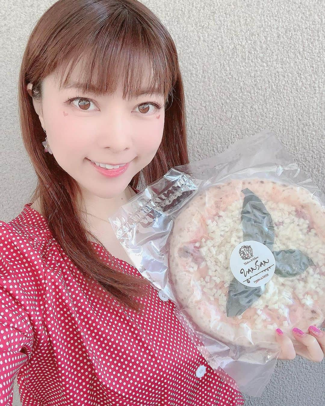 DJ MIYAさんのインスタグラム写真 - (DJ MIYAInstagram)「みんなやっほーぉ💖  『Italian Kichen VANSAN 』さんのPizzaをお持ち帰り♪♪🌈  絶品ピザが🍕家で食べられるなんて嬉しいー！！  @italian_kitchen_vansan  熱々のできたて『マルゲリータ』 もっちりーとしたしっかりとしたピザ生地に トマトとチーズが伸びるぅぅ♪バジルのいい香りとともに美味しく今日のlunchにいただきました❤️❤️(o^^o)  冷凍なので、食べたい時に温めてすぐに食べられるよーぉ♪🌈  Vansanは色々な所にお店があるので皆さんもぜひお近くのバンサンでピザ🍕🍕checkしてみてねん(o^^o)  #vansan #バンサン  #マルゲリータ  #持ち帰りグルメ #イタリアン #ピザ好き #イタリアンレストラン #グルメ #グルメ女子 #グルメ好き #旅インスタグラマー #インスタグラマー #インフルエンサー #グルメ大好き #テイクアウト #女子会コーデ #今日のコーデ #今日のメイク #レストラン #グルメブロガー #グルメインフルエンサー #フィットネス女子 #食べるの好き #ファッショニスタ  #ブロガー  #食リポ #PR #テイクアウトピザ #お取り寄せグルメ #テイクアウトグルメ」2月14日 21時32分 - dj_miya