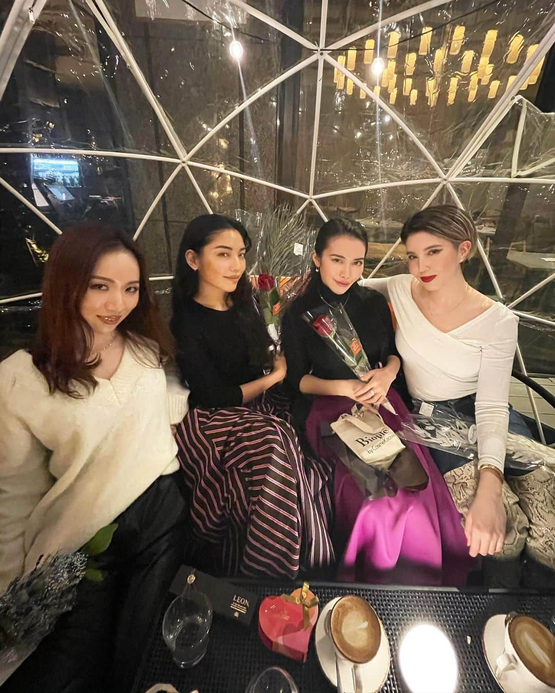 サマンサ麻里子さんのインスタグラム写真 - (サマンサ麻里子Instagram)「Happy Valentine’s Day 🌹  Galentine’s dinner last night with my girls was magical ✨ Hope everyone had a good one❤️  #valentinesday #galentines #galentinesdinner #valentinesootd #redroses #chocolate #desserttime」2月14日 21時32分 - samanthamariko