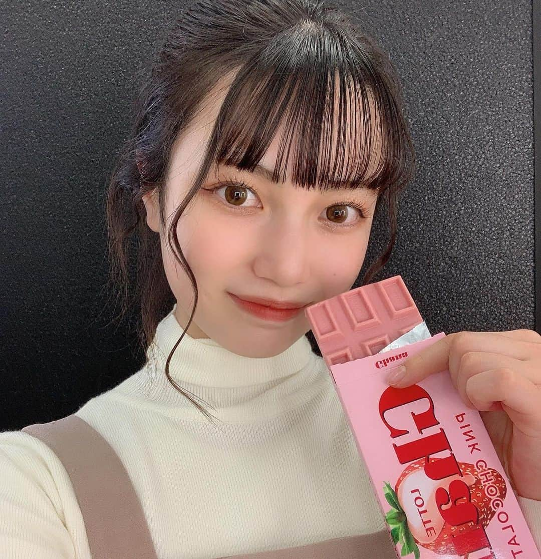 福田一華さんのインスタグラム写真 - (福田一華Instagram)「・﻿ ﻿ いちごの板チョコ初めて食べた！🍓﻿ Happy Valentine💛💛﻿ ﻿ ﻿ ﻿」2月14日 21時32分 - f.ichika__