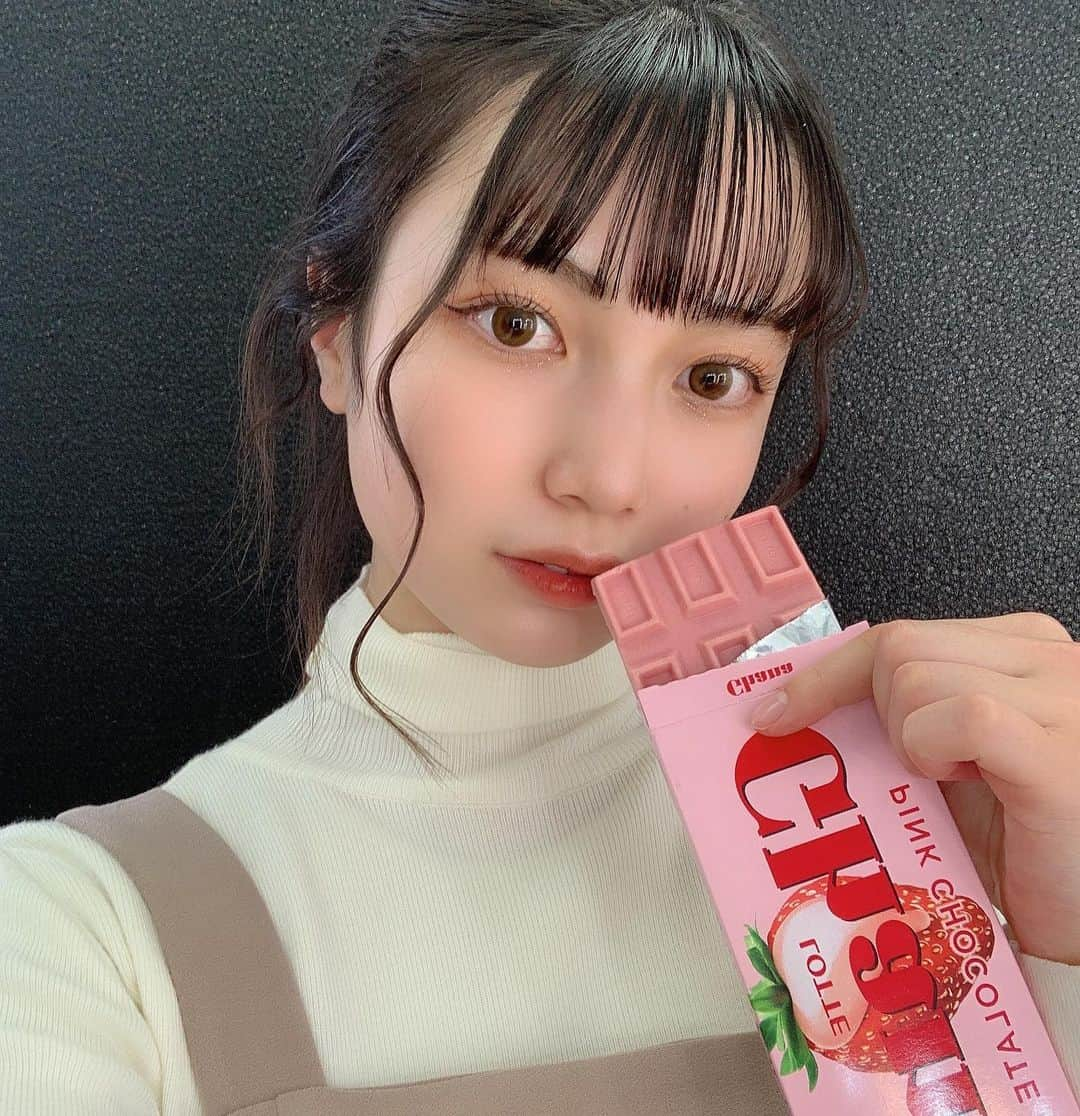 福田一華さんのインスタグラム写真 - (福田一華Instagram)「・﻿ ﻿ いちごの板チョコ初めて食べた！🍓﻿ Happy Valentine💛💛﻿ ﻿ ﻿ ﻿」2月14日 21時32分 - f.ichika__